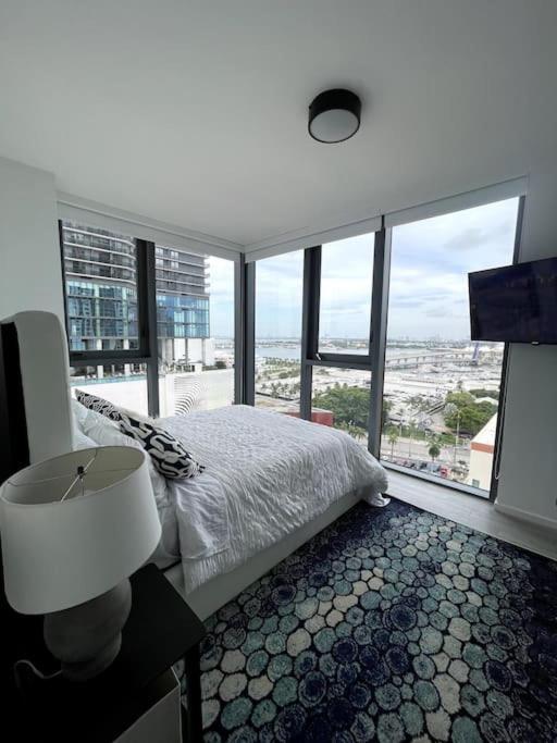 Luxury 2BR Corner Apt Downtown MIA