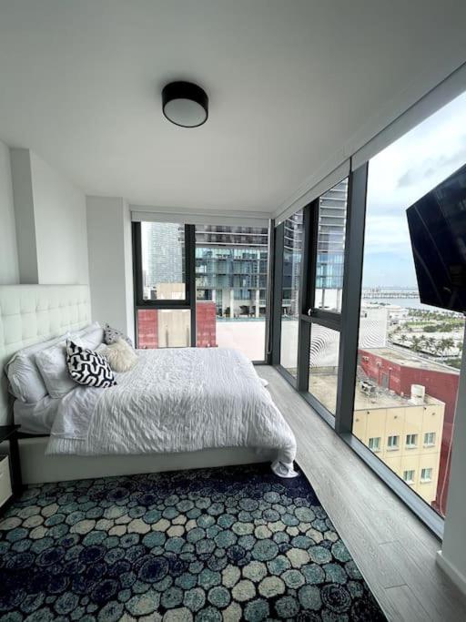 Luxury 2BR Corner Apt Downtown MIA