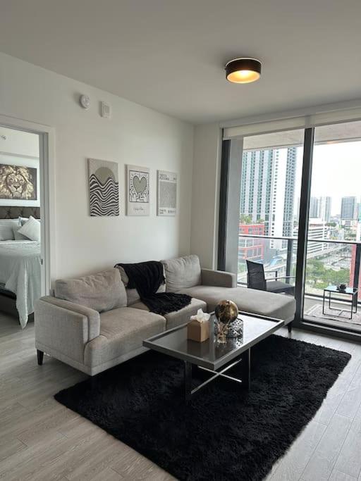 Luxury 2BR Corner Apt Downtown MIA