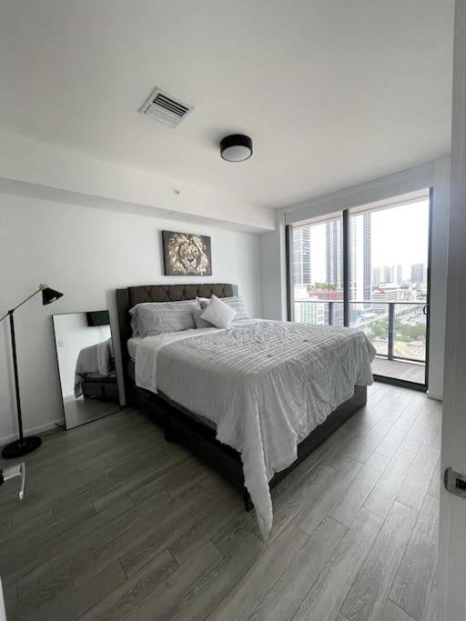 Luxury 2BR Corner Apt Downtown MIA