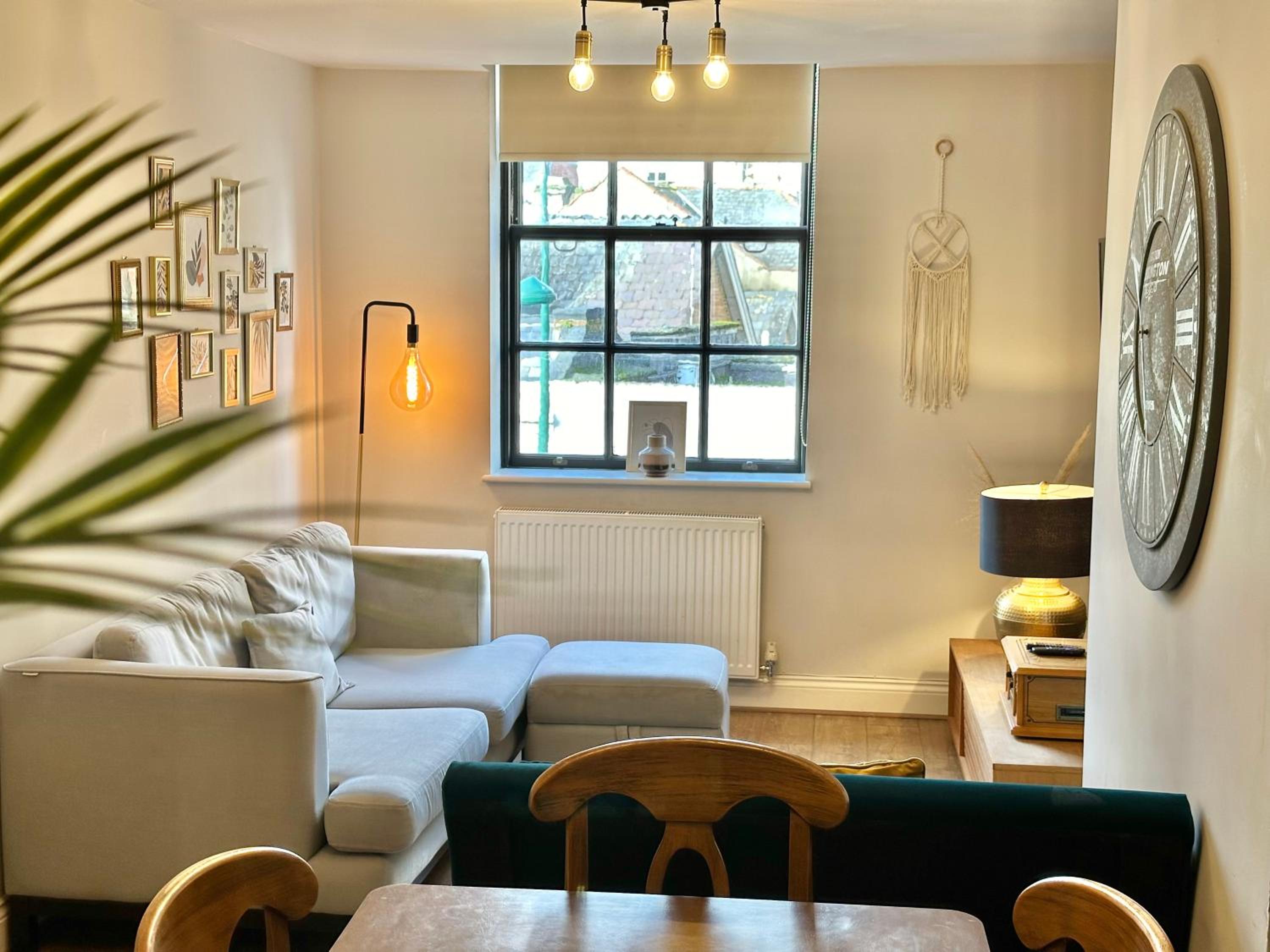 Wessex House - Cozy Town Centre Two Bedroom Apartment - Short Stroll to Beach and Nightlife