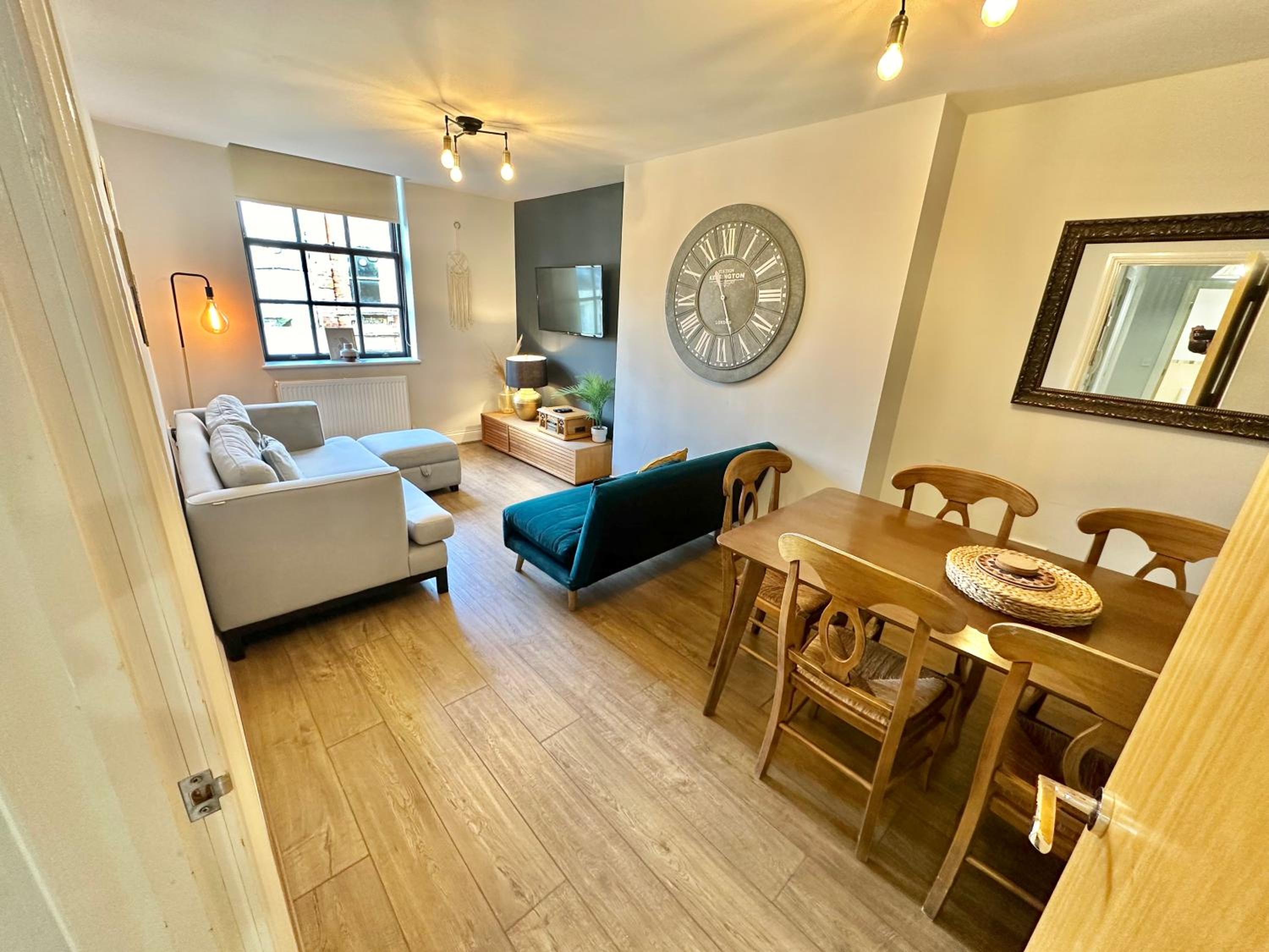 Wessex House - Cozy Town Centre Two Bedroom Apartment - Short Stroll to Beach and Nightlife