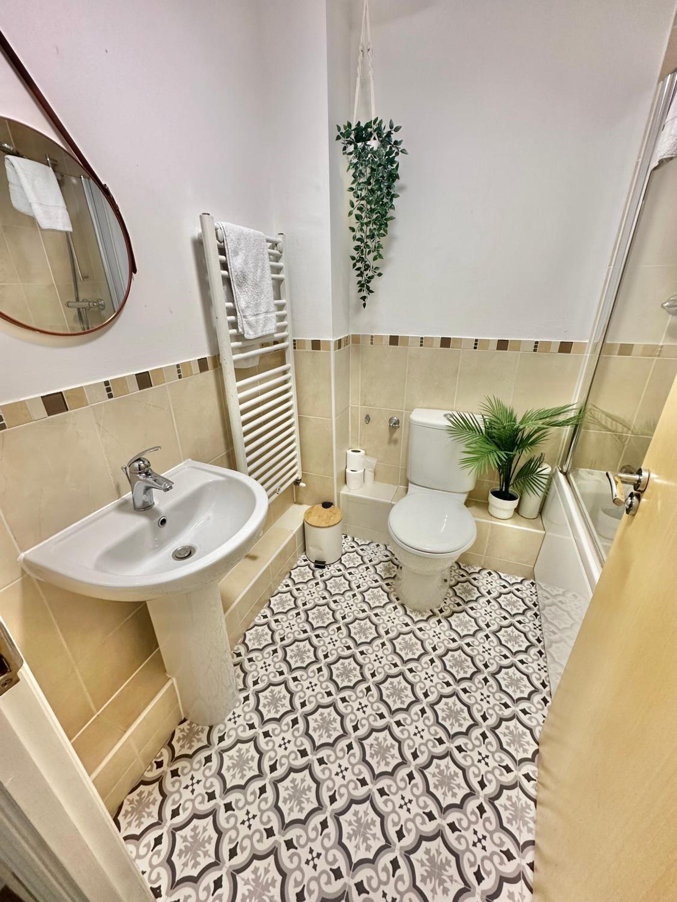 Wessex House - Cozy Town Centre Two Bedroom Apartment - Short Stroll to Beach and Nightlife