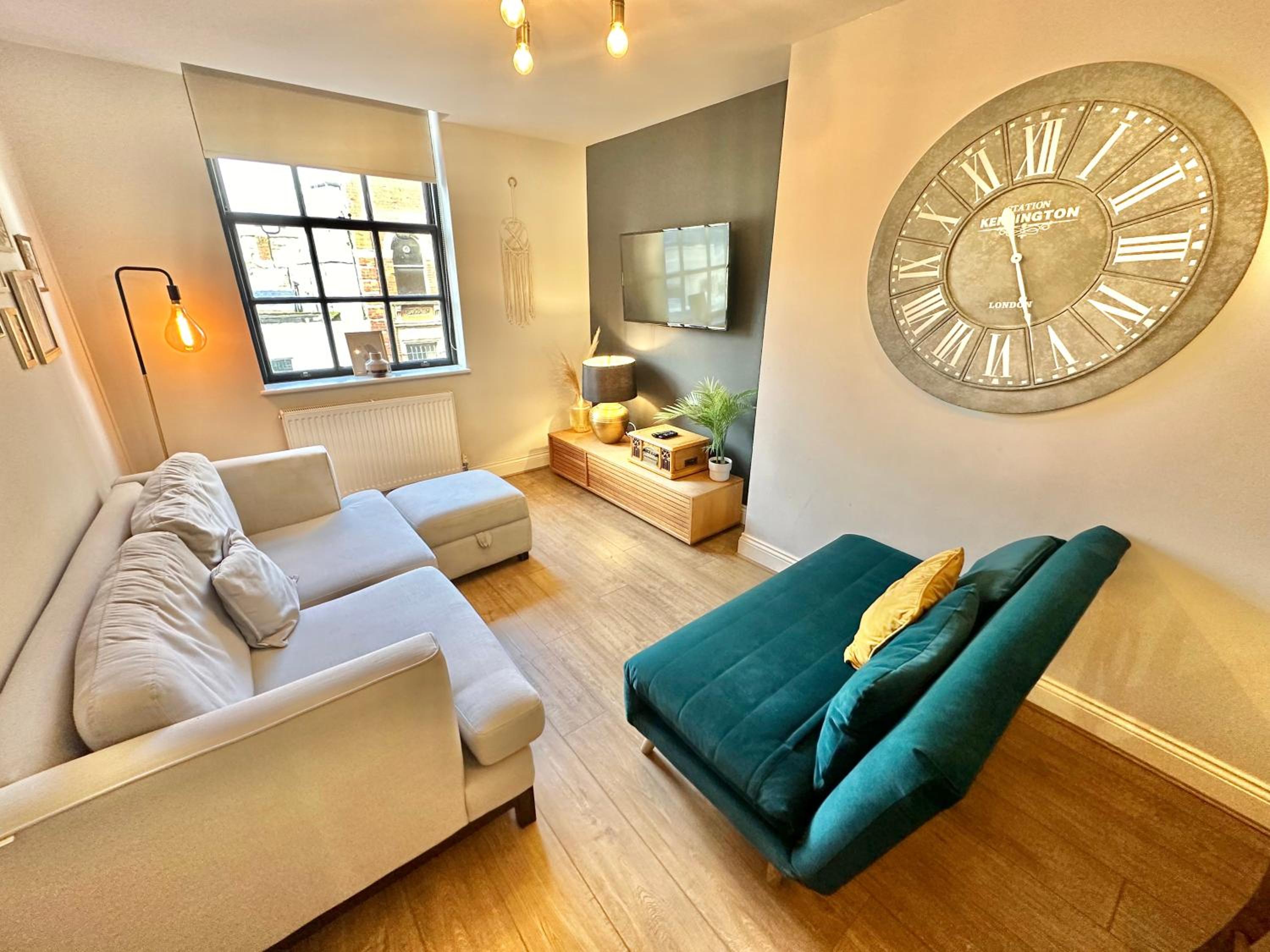 Wessex House - Cozy Town Centre Two Bedroom Apartment - Short Stroll to Beach and Nightlife