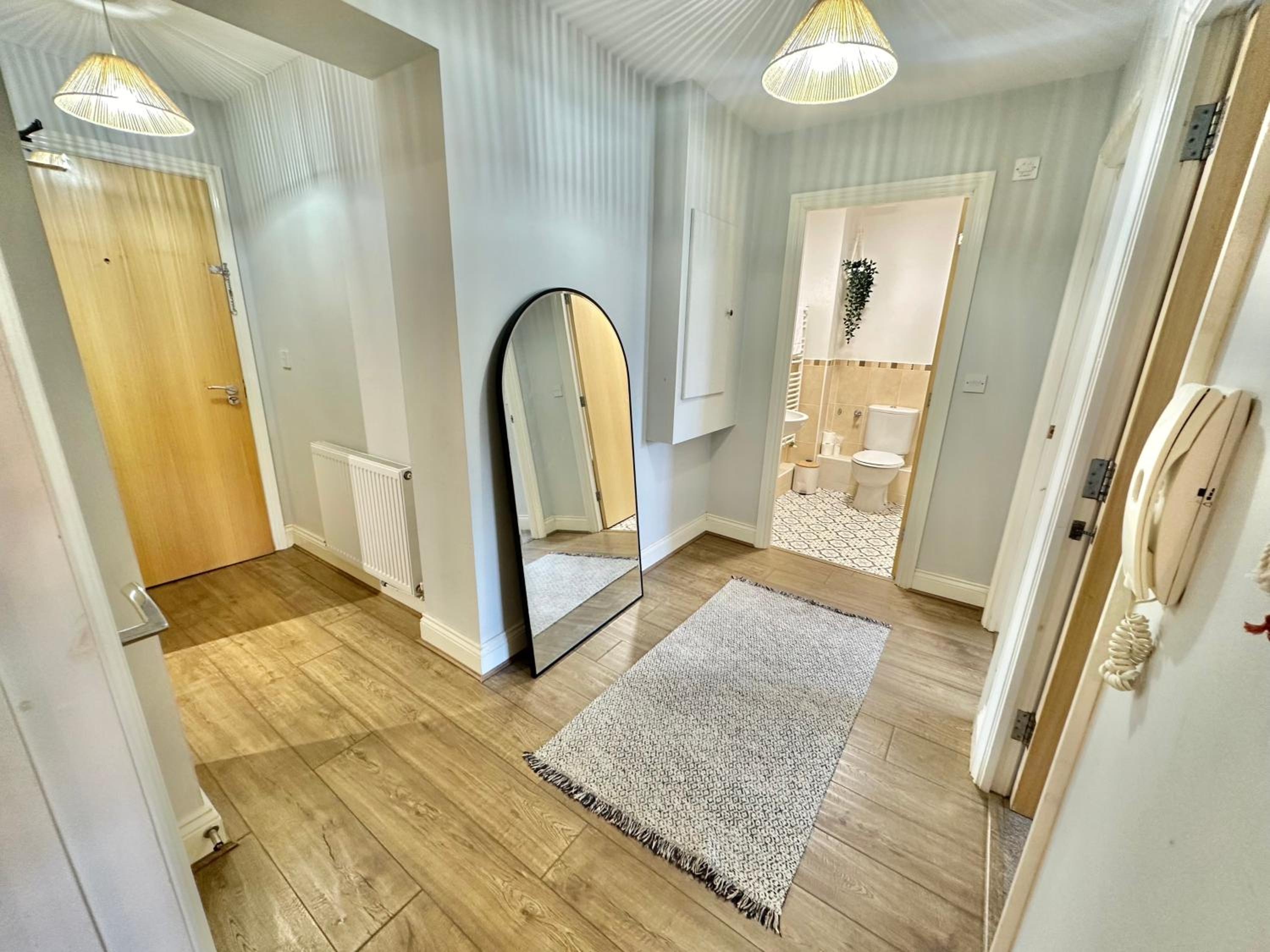 Wessex House - Cozy Town Centre Two Bedroom Apartment - Short Stroll to Beach and Nightlife