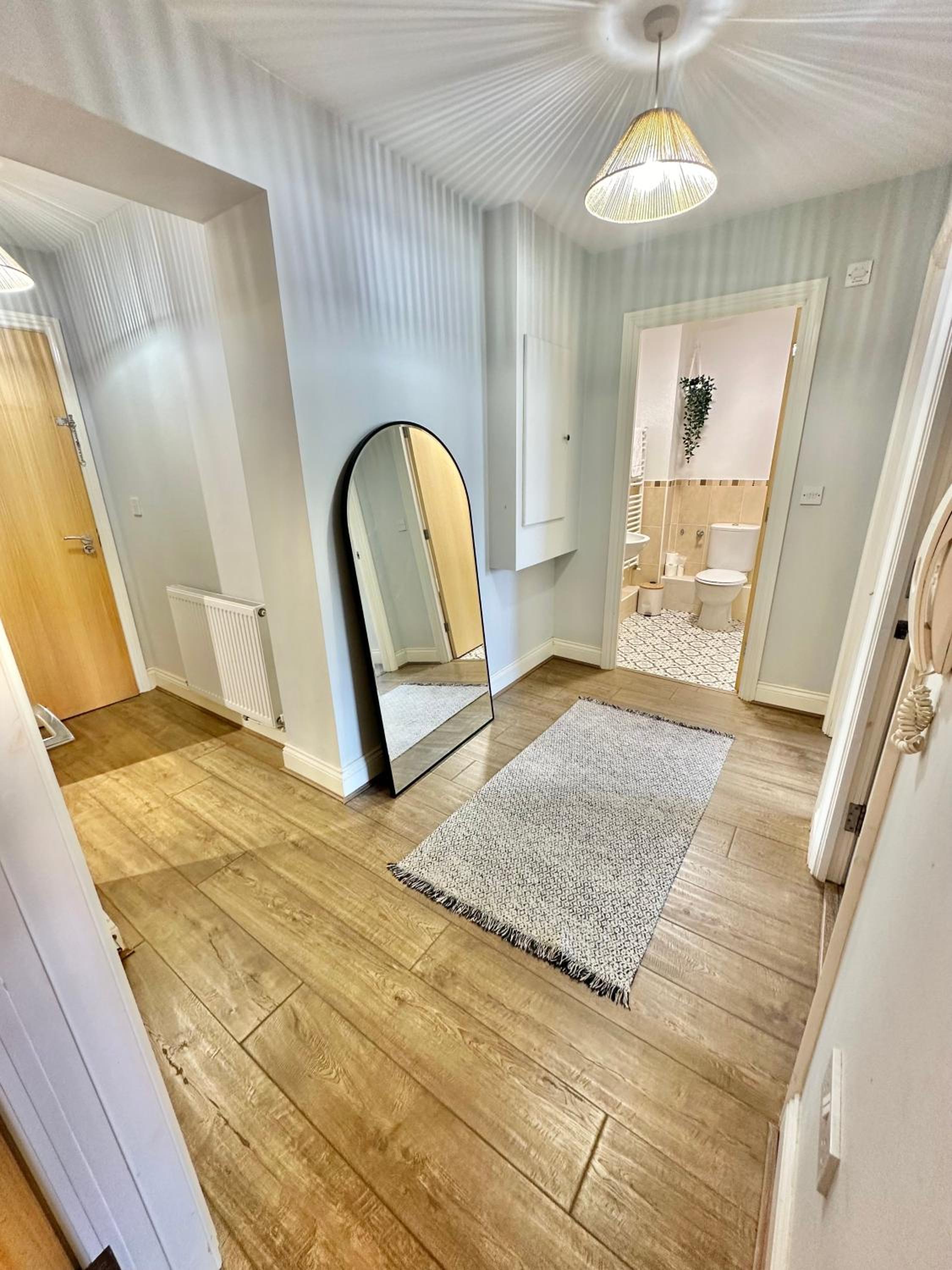 Wessex House - Cozy Town Centre Two Bedroom Apartment - Short Stroll to Beach and Nightlife