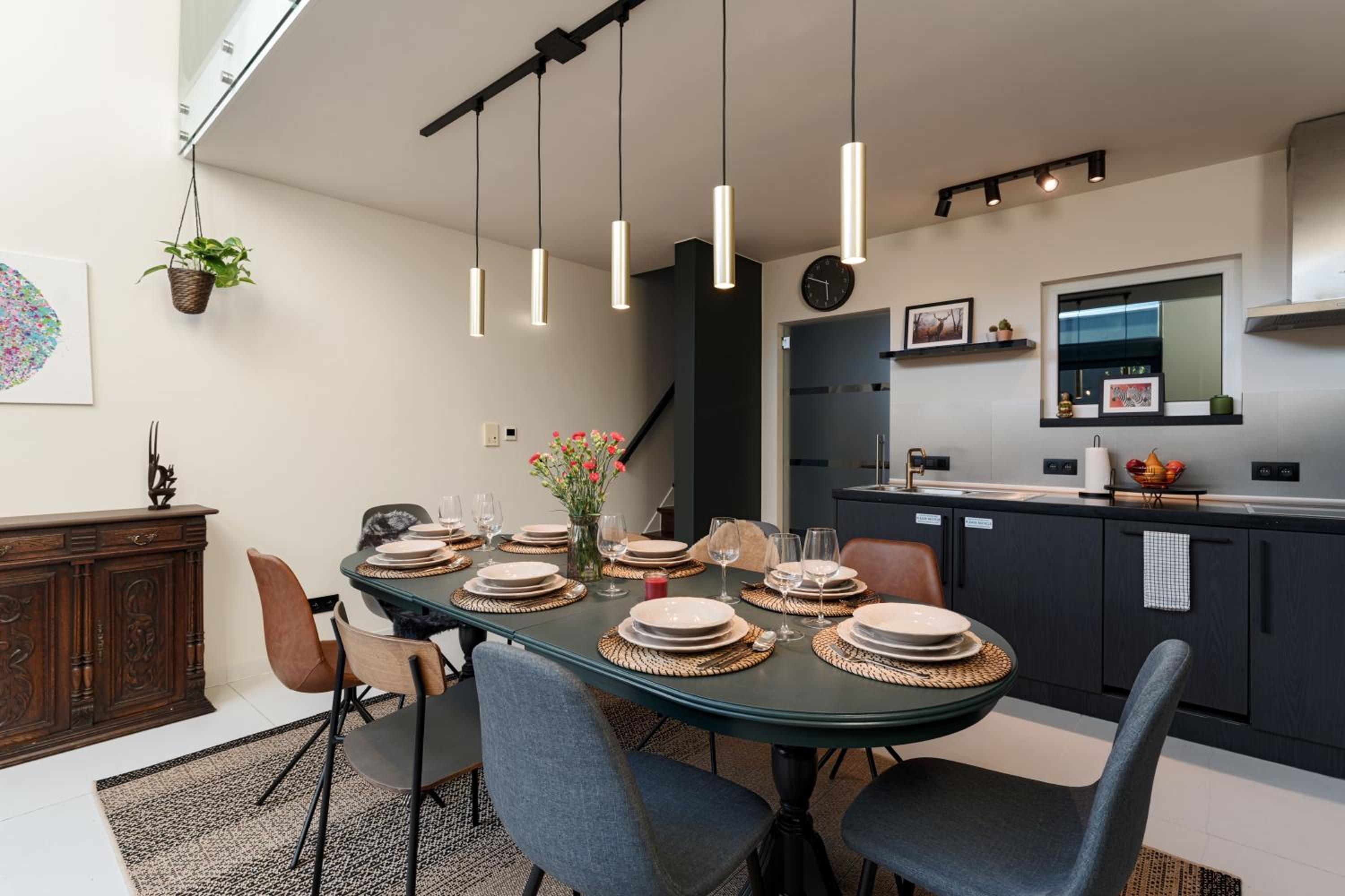 Spacious & Chic House in Center