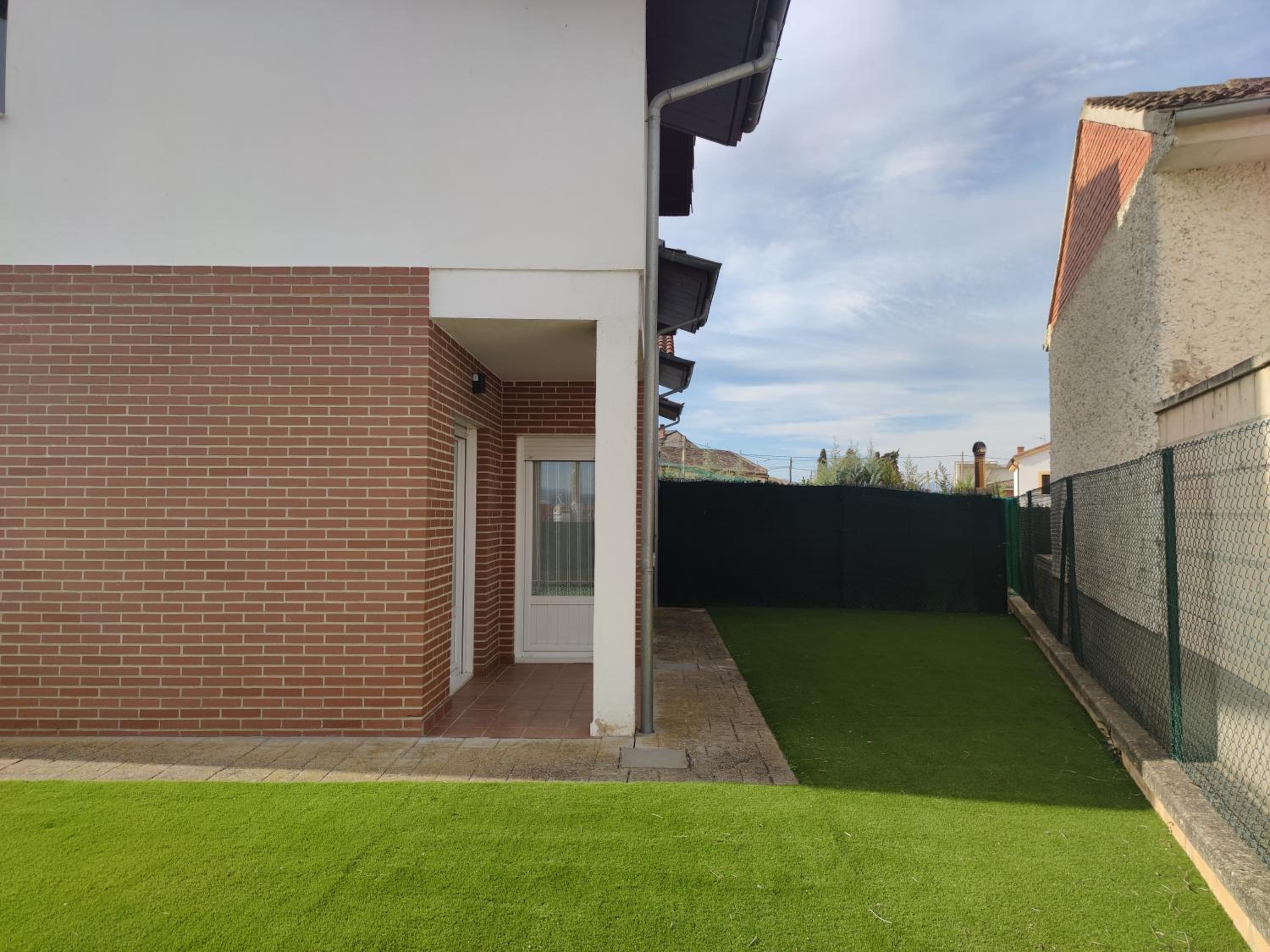 Chalet con amplio jardín