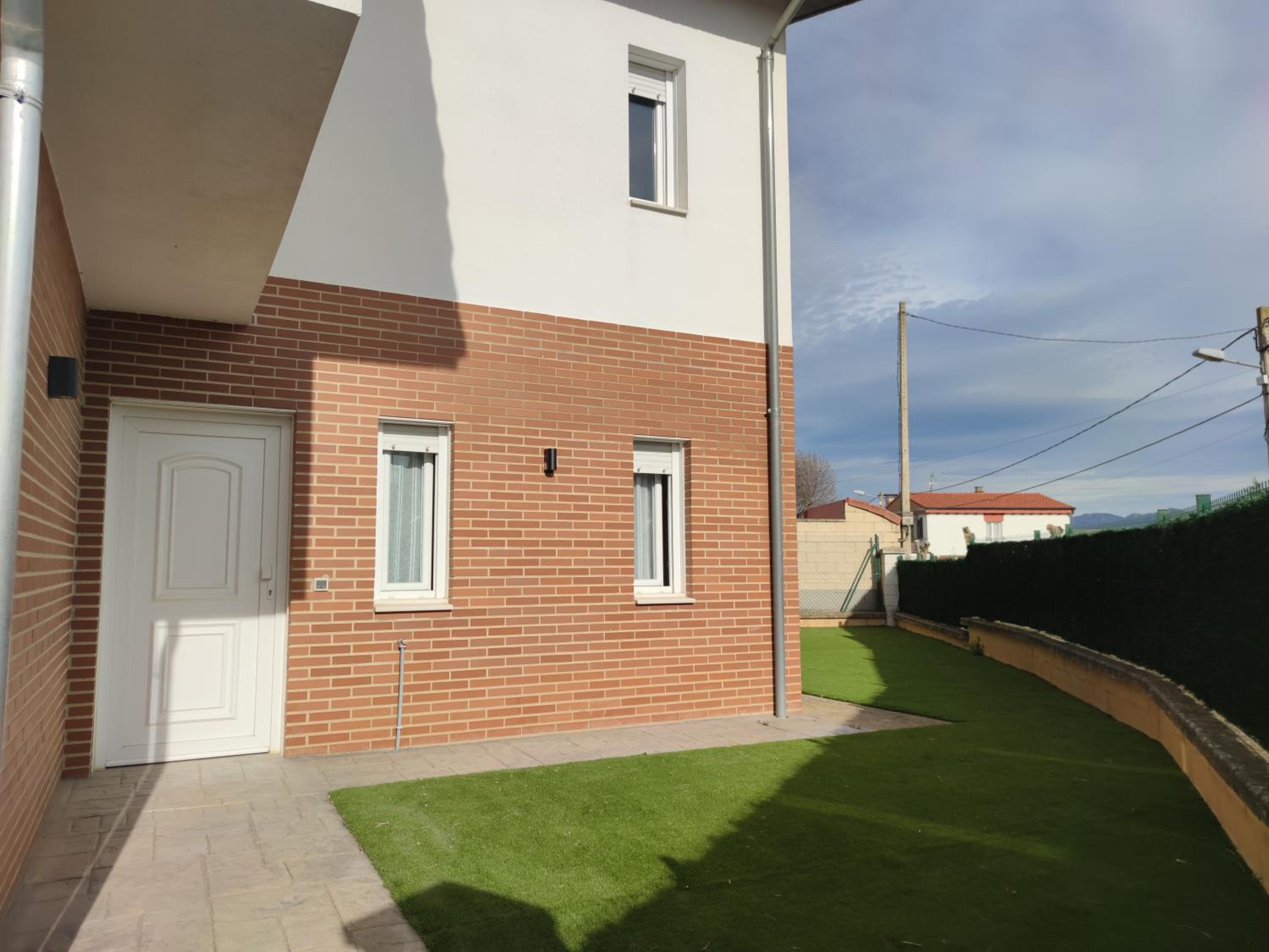 Chalet con amplio jardín