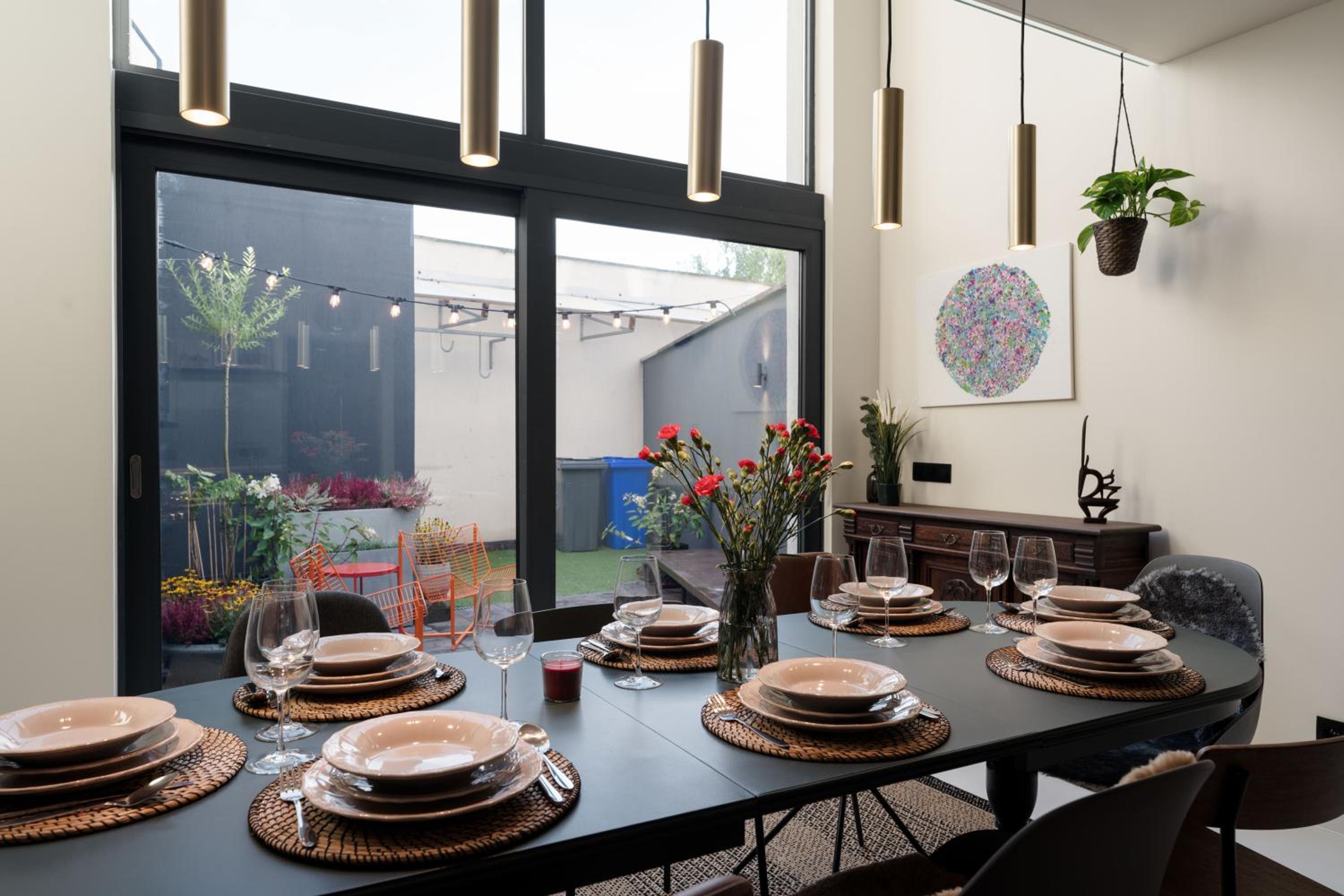 Spacious & Chic House in Center