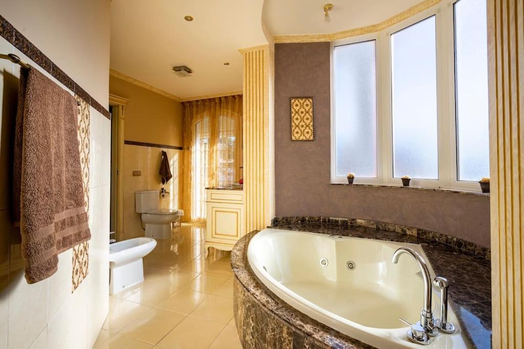 Villa Elísabeth, con piscina climatizada, especial para familias