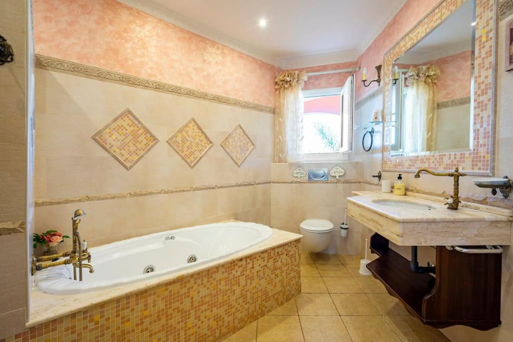 Villa Elísabeth, con piscina climatizada, especial para familias