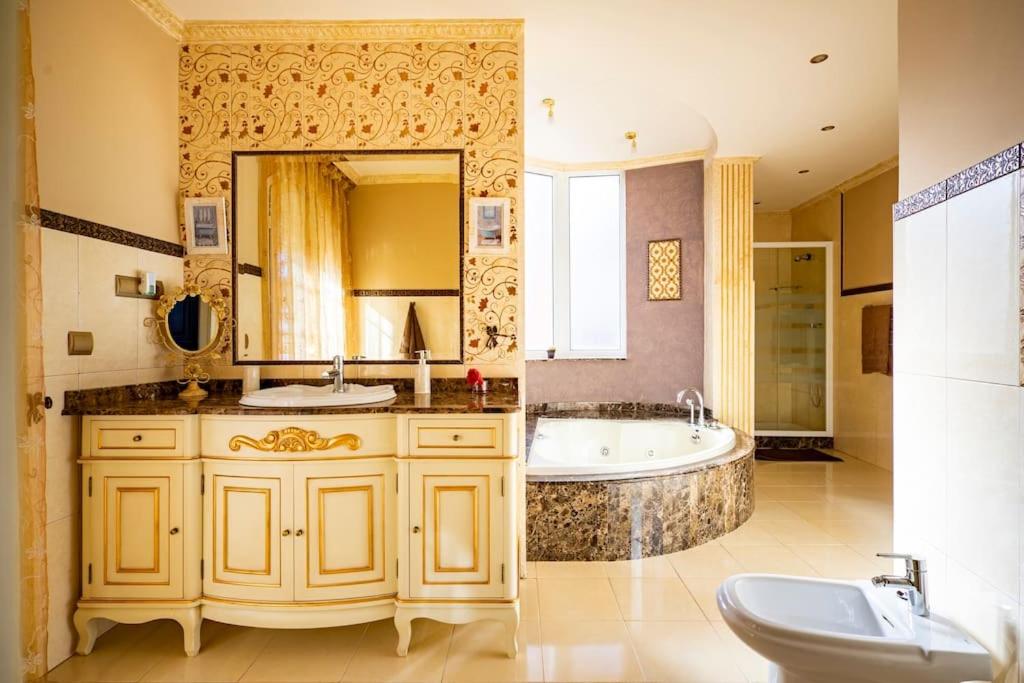 Villa Elísabeth, con piscina climatizada, especial para familias