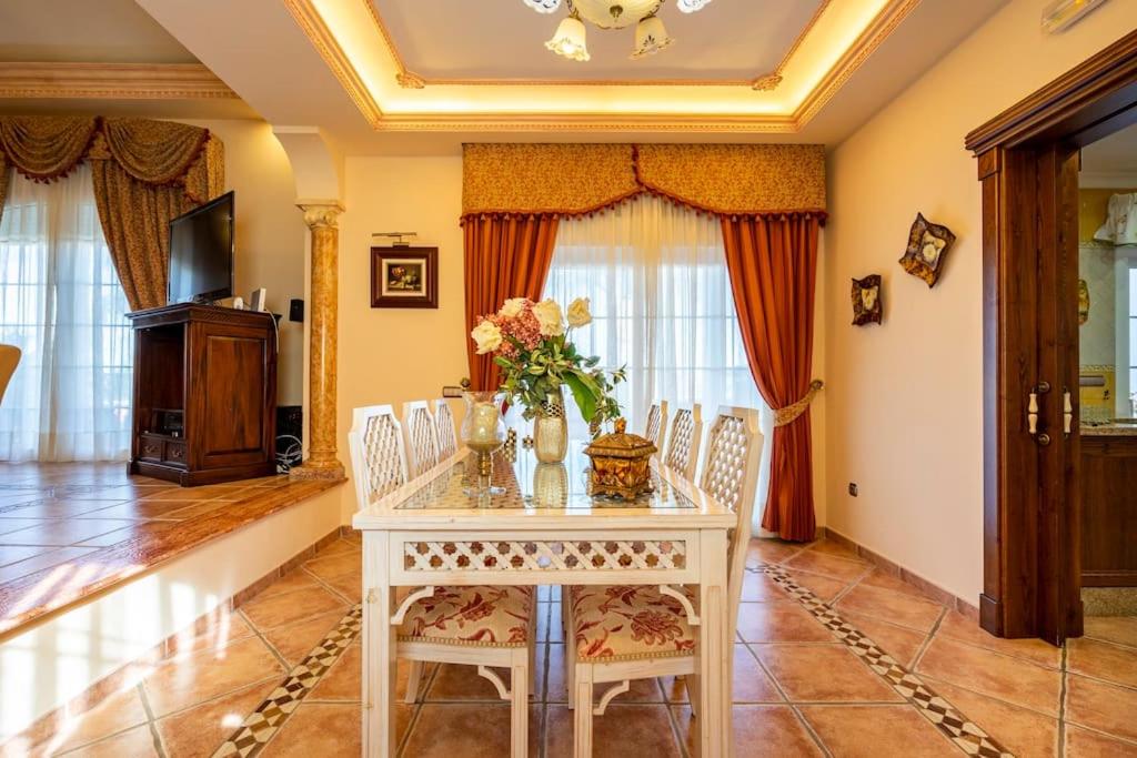 Villa Elísabeth, con piscina climatizada, especial para familias