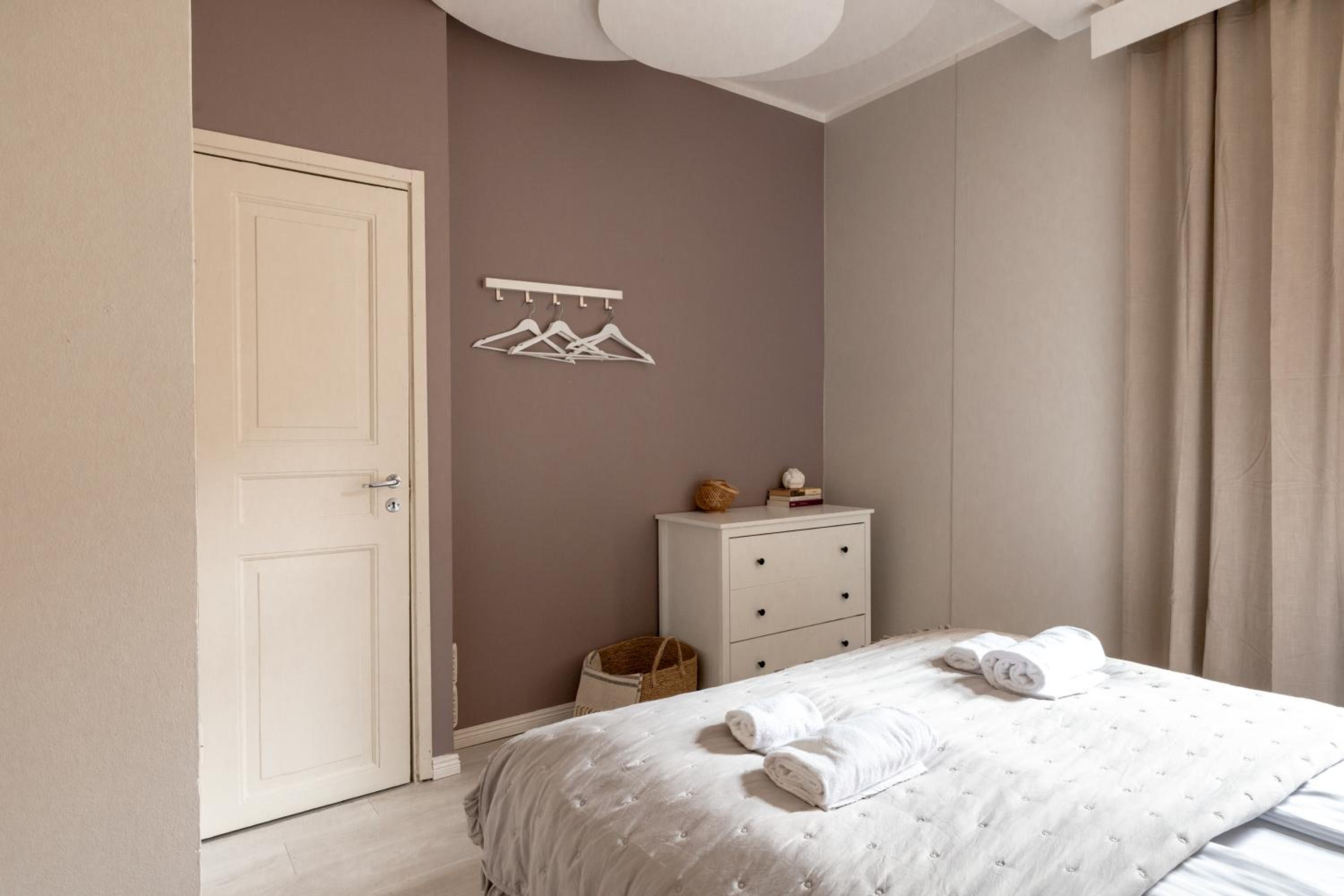 2ndhomes Bright & Spacious, 5 Bedroom Apartment in the Center view 2