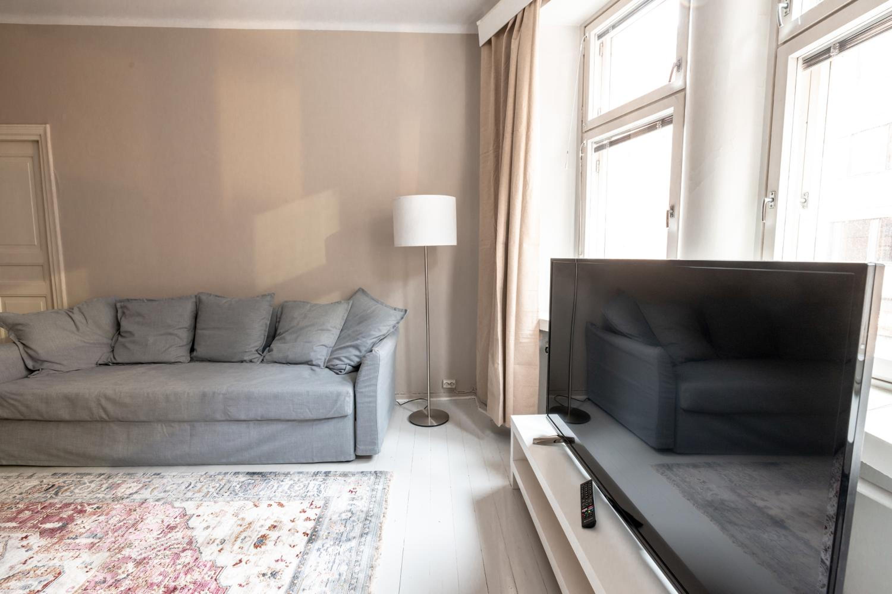 2ndhomes Bright & Spacious, 5 Bedroom Apartment in the Center view 5