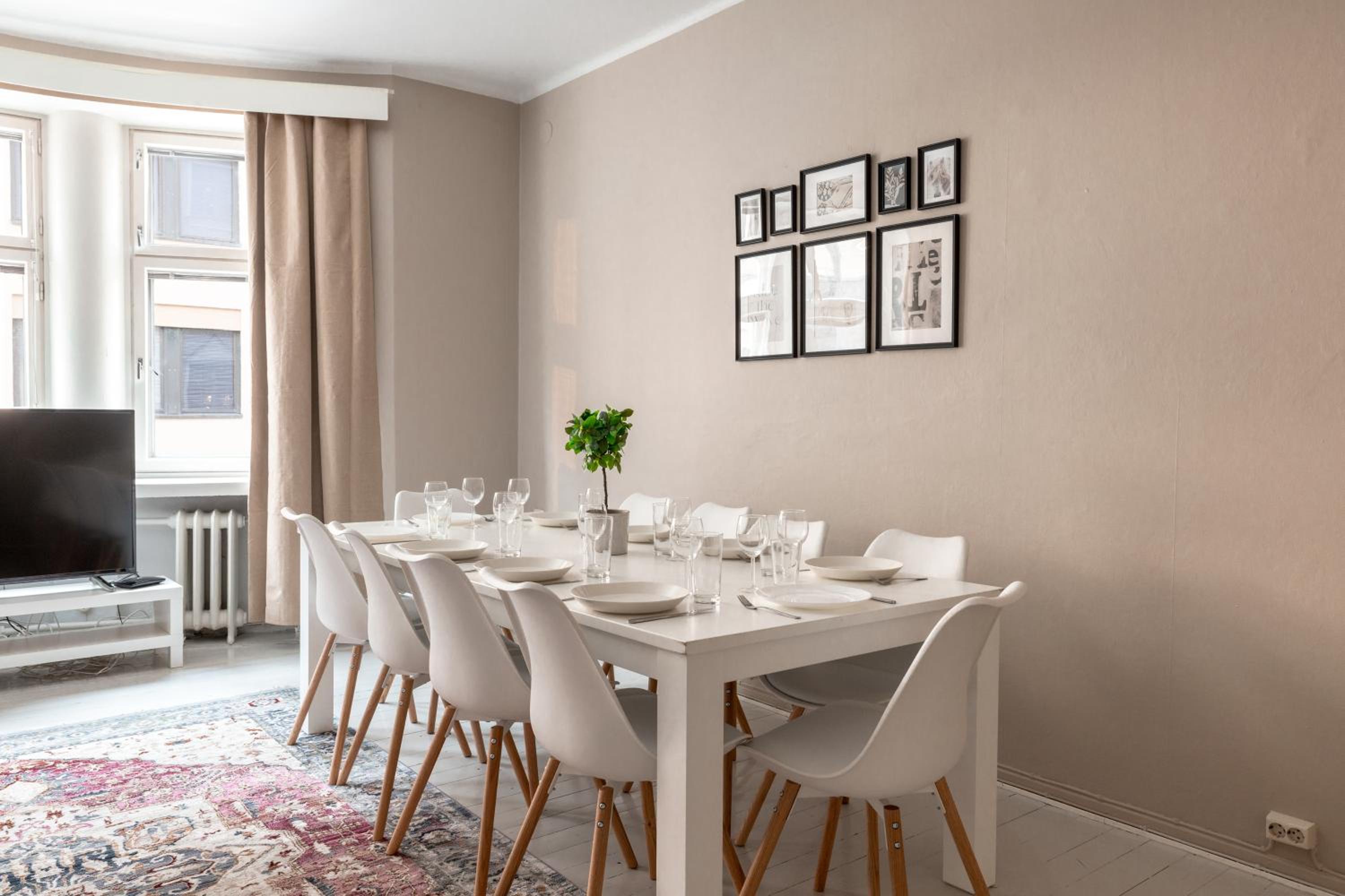 2ndhomes Bright & Spacious, 5 Bedroom Apartment in the Center view 4
