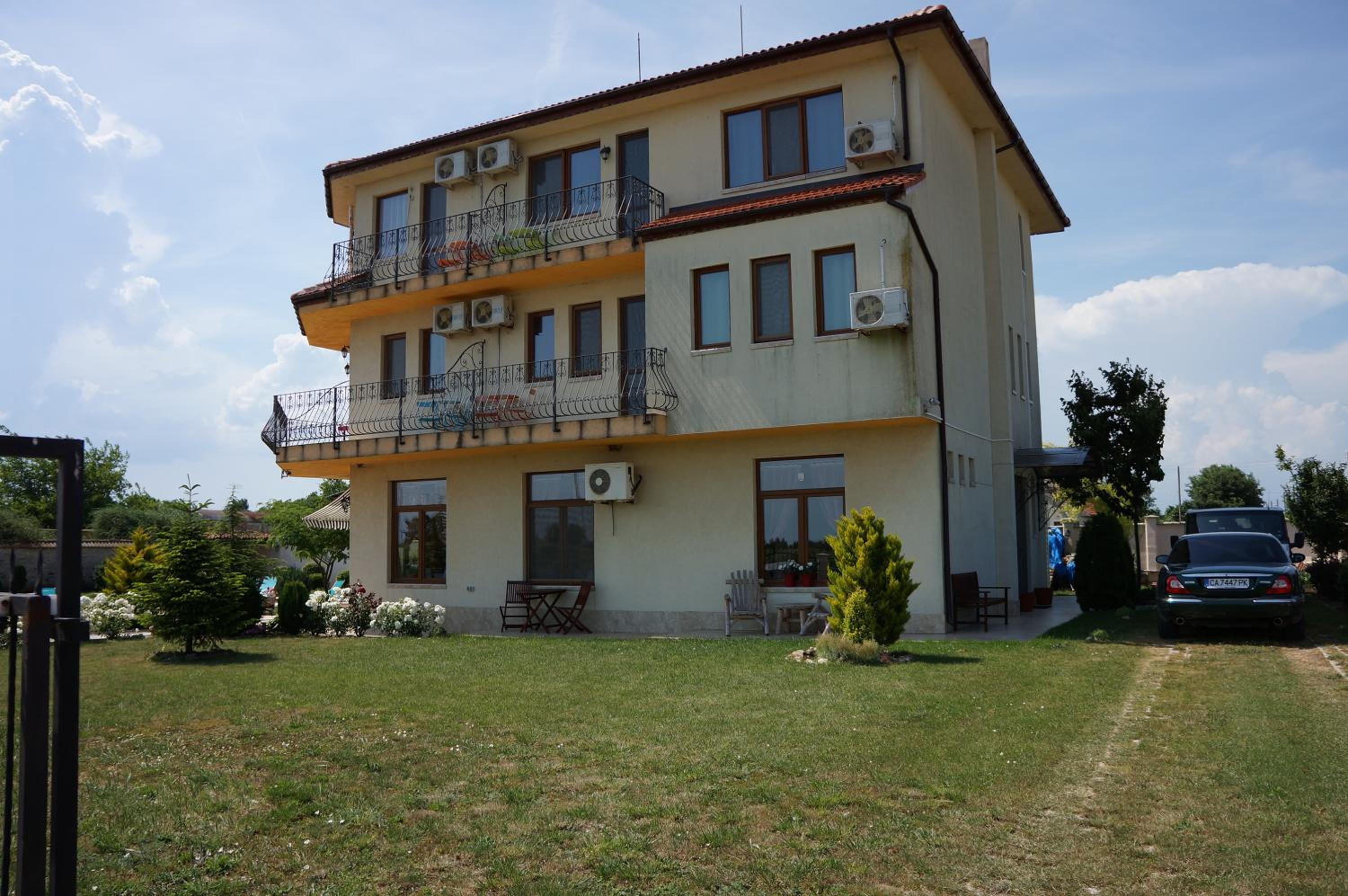 Guest House Golden Flake 4km from Bolata beach