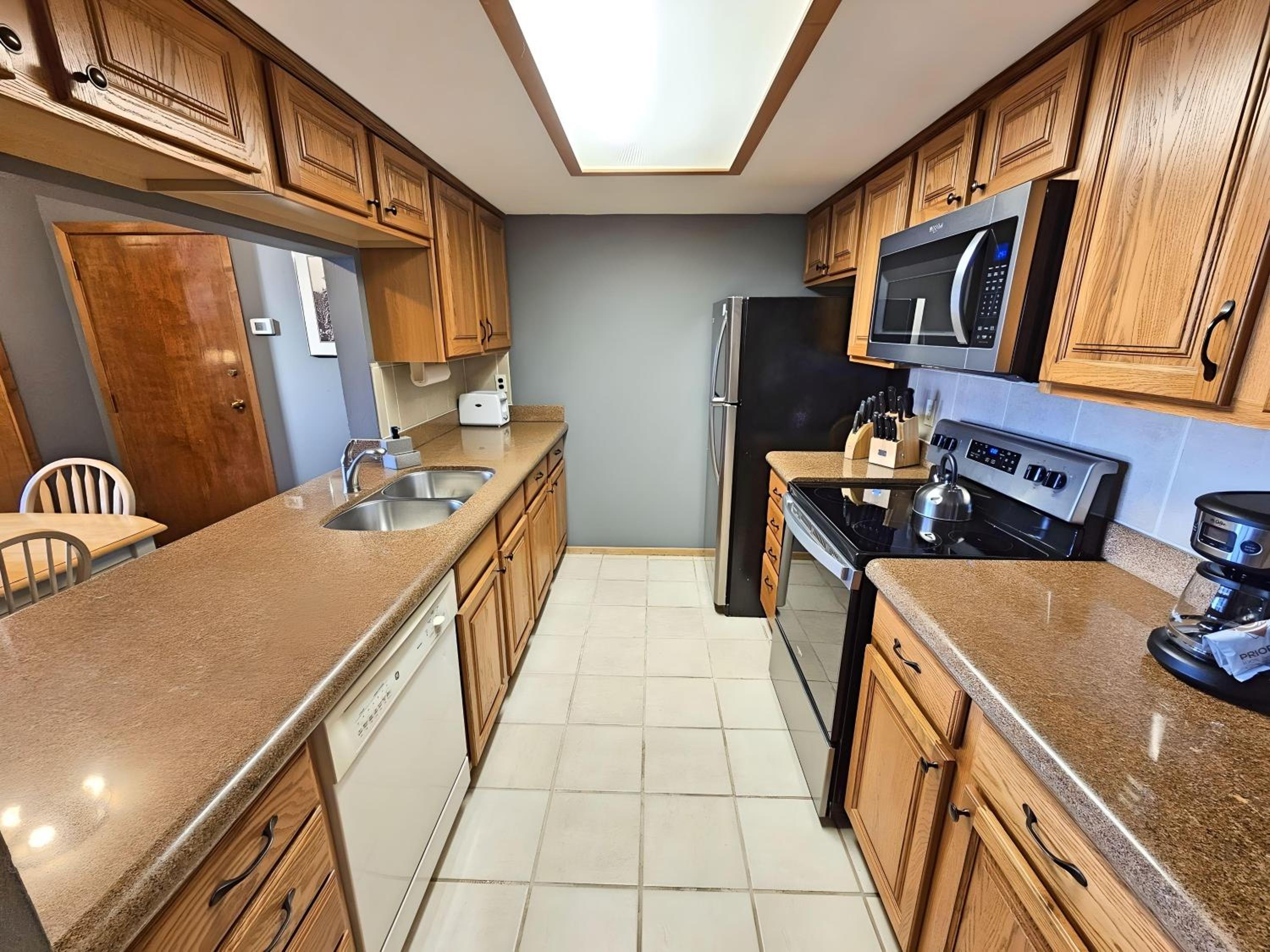 Village square large 1 bedroom. Center Village Copper Mountain Hot tub, Parking, walk to slopes view 2