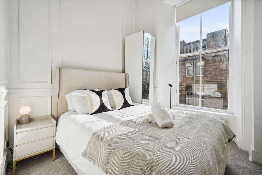 (G2) Central 1 Bed Blythswood Flat view 2