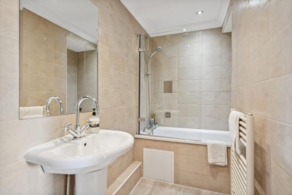 (G2) Central 1 Bed Blythswood Flat view 3