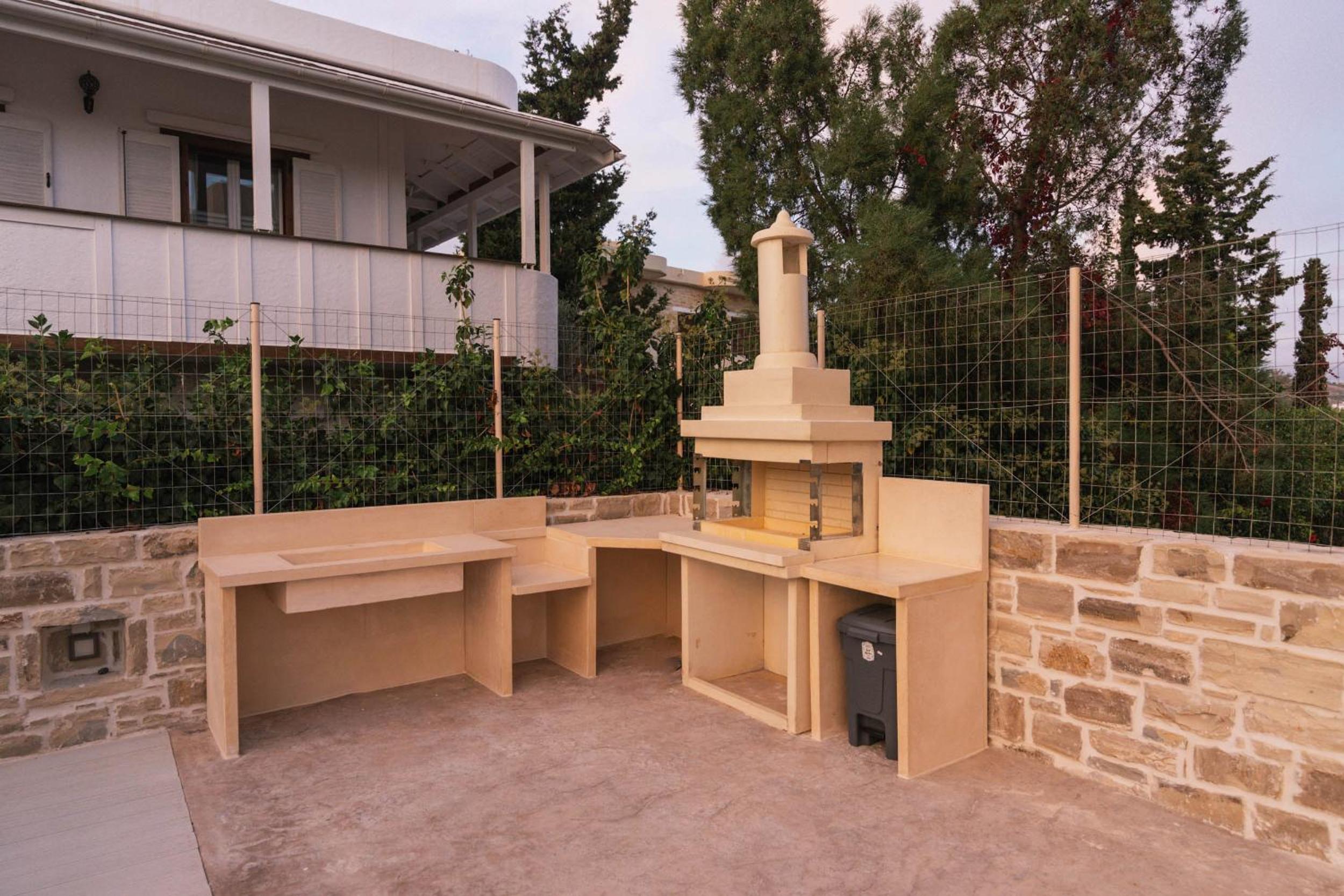 Villa Luna with swimming pool in Pitsidia view 2