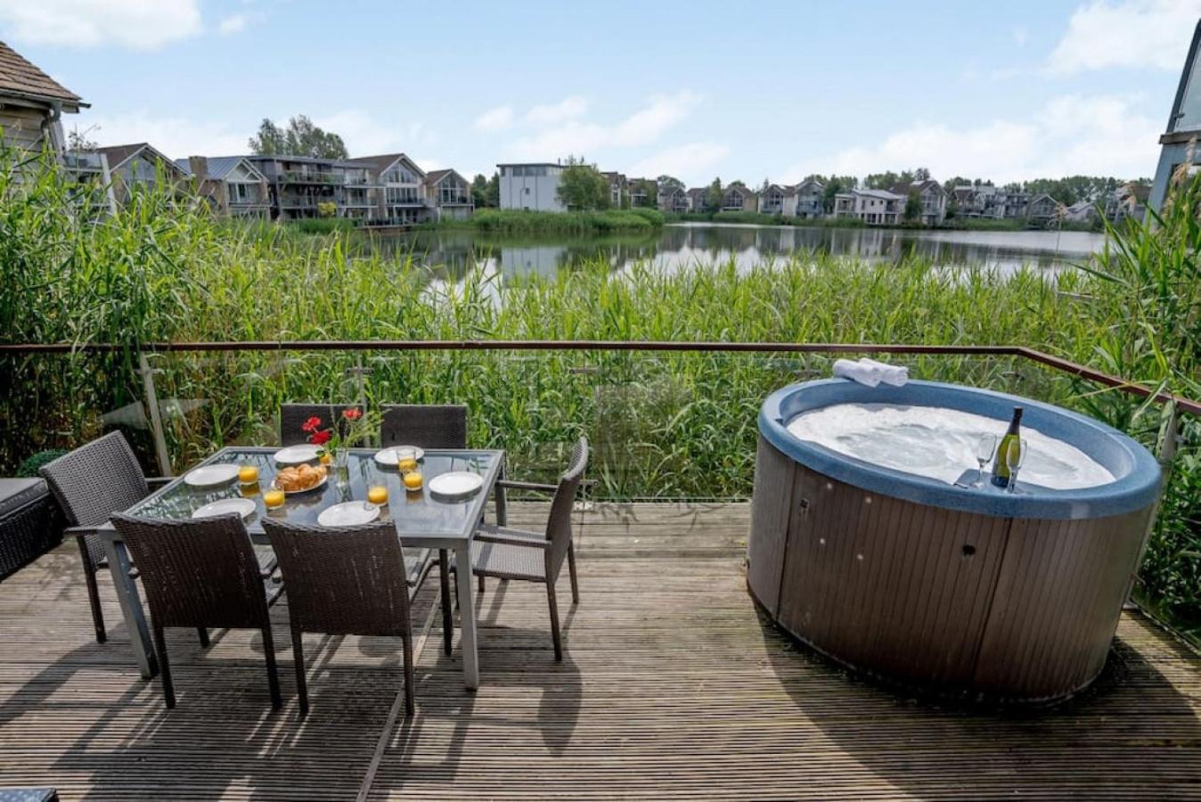 Oak Lodge HM7 HOT TUB Lakeside Spa Property