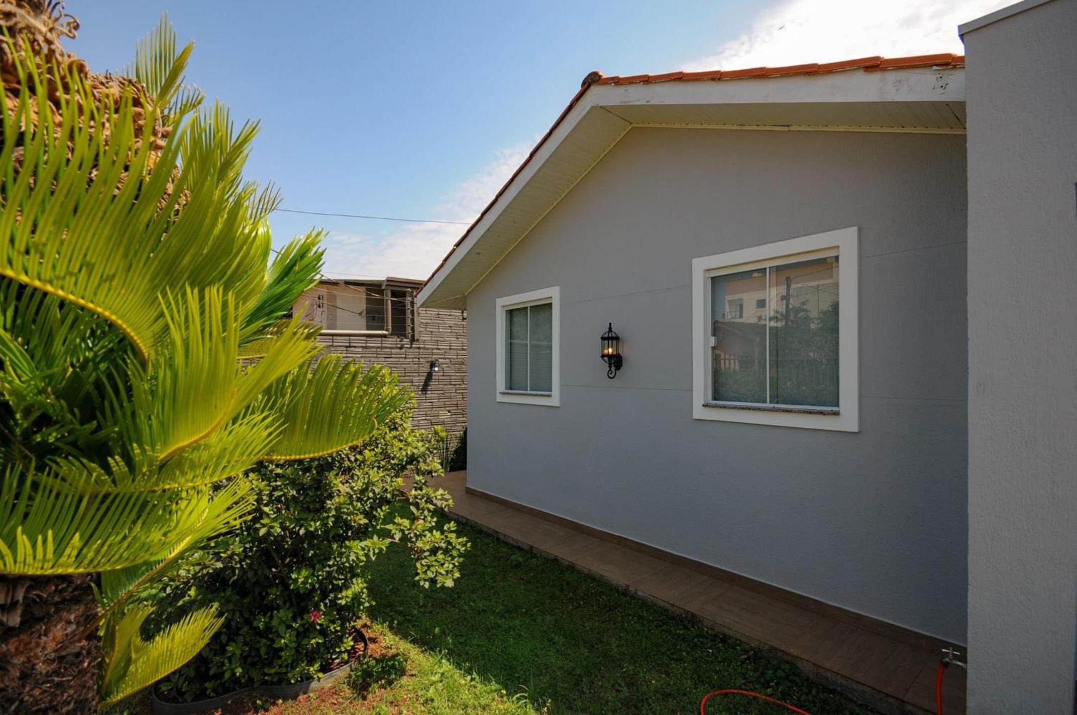 12 hóspedes - PISCINA tratamento com água salgada - Cozinha GOURMET - 4 QUARTOS - 3 BANHEIROS - GARAGEM - ESCRITORIO - 2,1 km do Cataratas JL Shopping