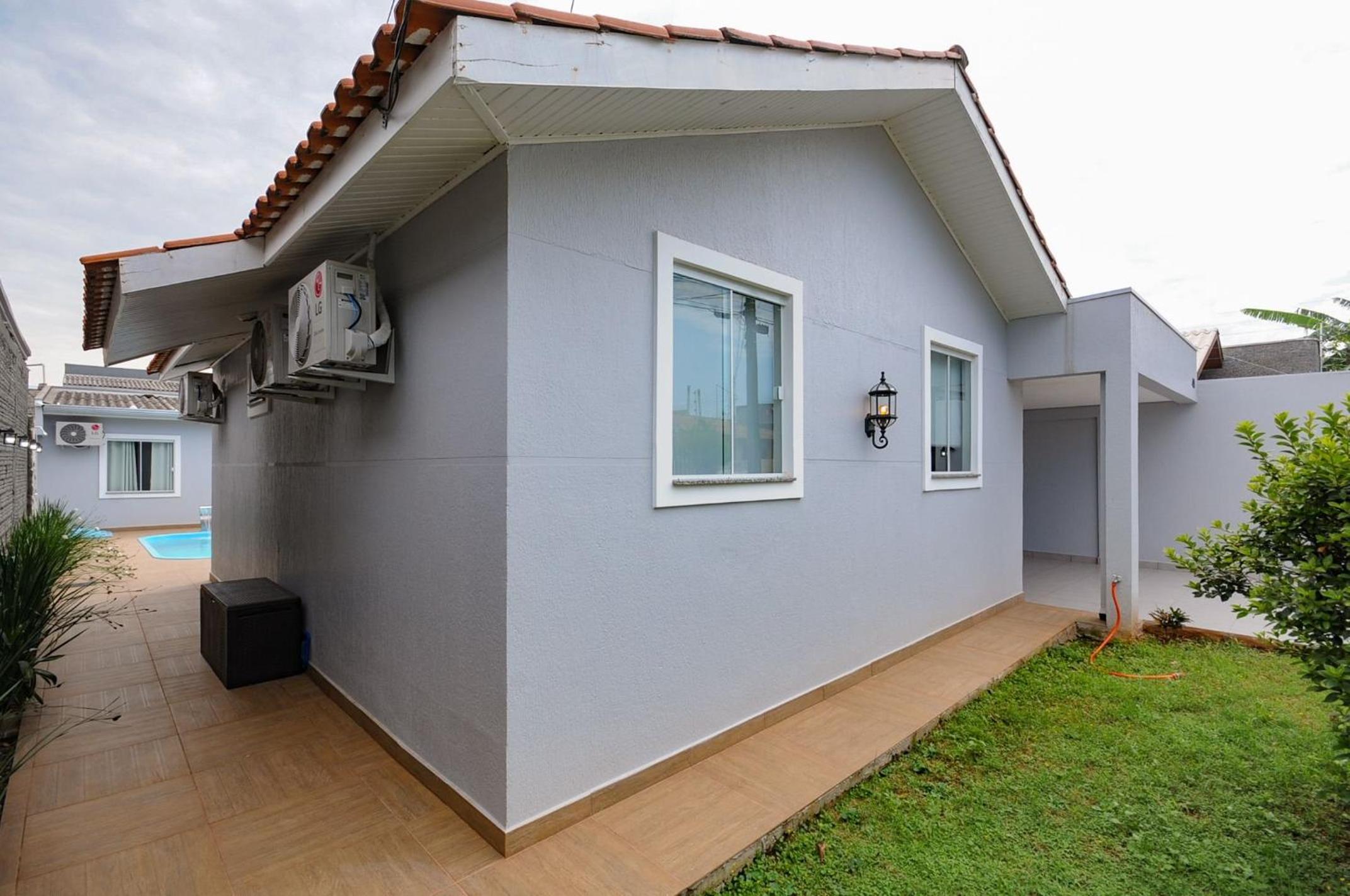 12 hóspedes - PISCINA tratamento com água salgada - Cozinha GOURMET - 4 QUARTOS - 3 BANHEIROS - GARAGEM - ESCRITORIO - 2,1 km do Cataratas JL Shopping