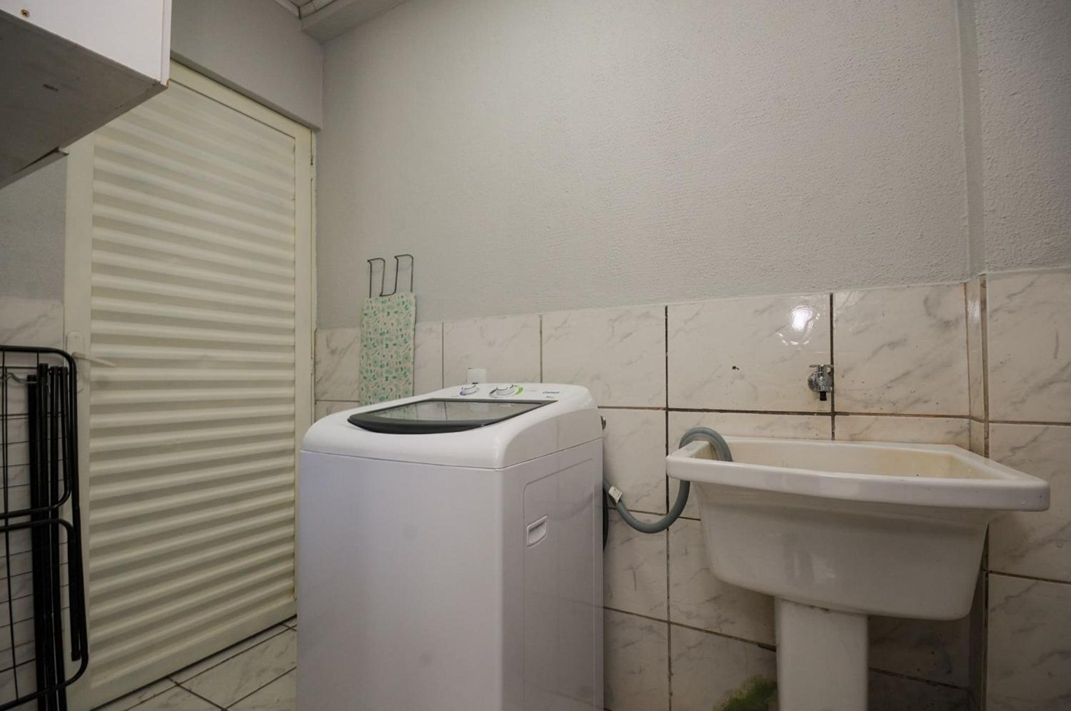 12 hóspedes - PISCINA tratamento com água salgada - Cozinha GOURMET - 4 QUARTOS - 3 BANHEIROS - GARAGEM - ESCRITORIO - 2,1 km do Cataratas JL Shopping