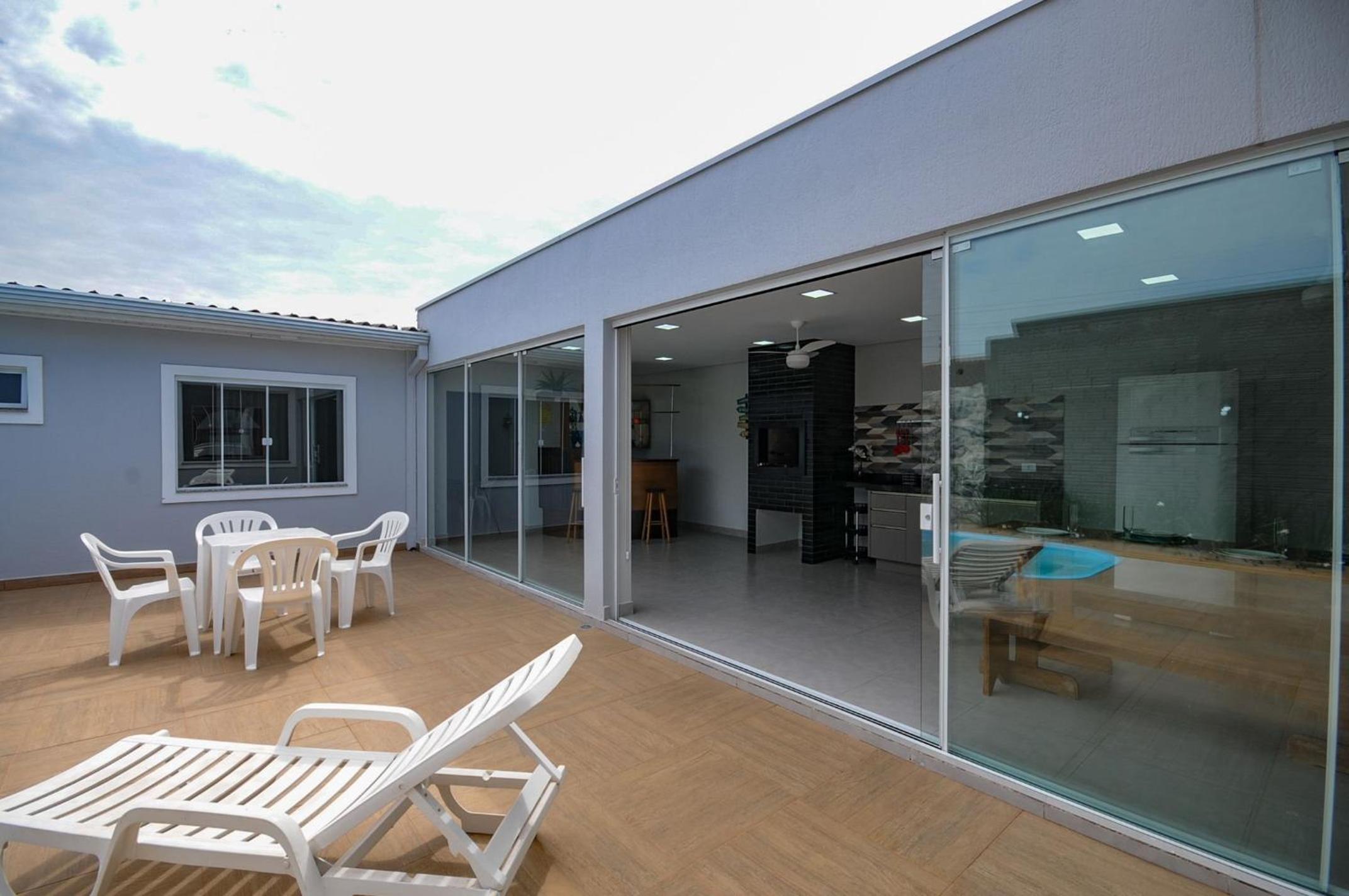 12 hóspedes - PISCINA tratamento com água salgada - Cozinha GOURMET - 4 QUARTOS - 3 BANHEIROS - GARAGEM - ESCRITORIO - 2,1 km do Cataratas JL Shopping