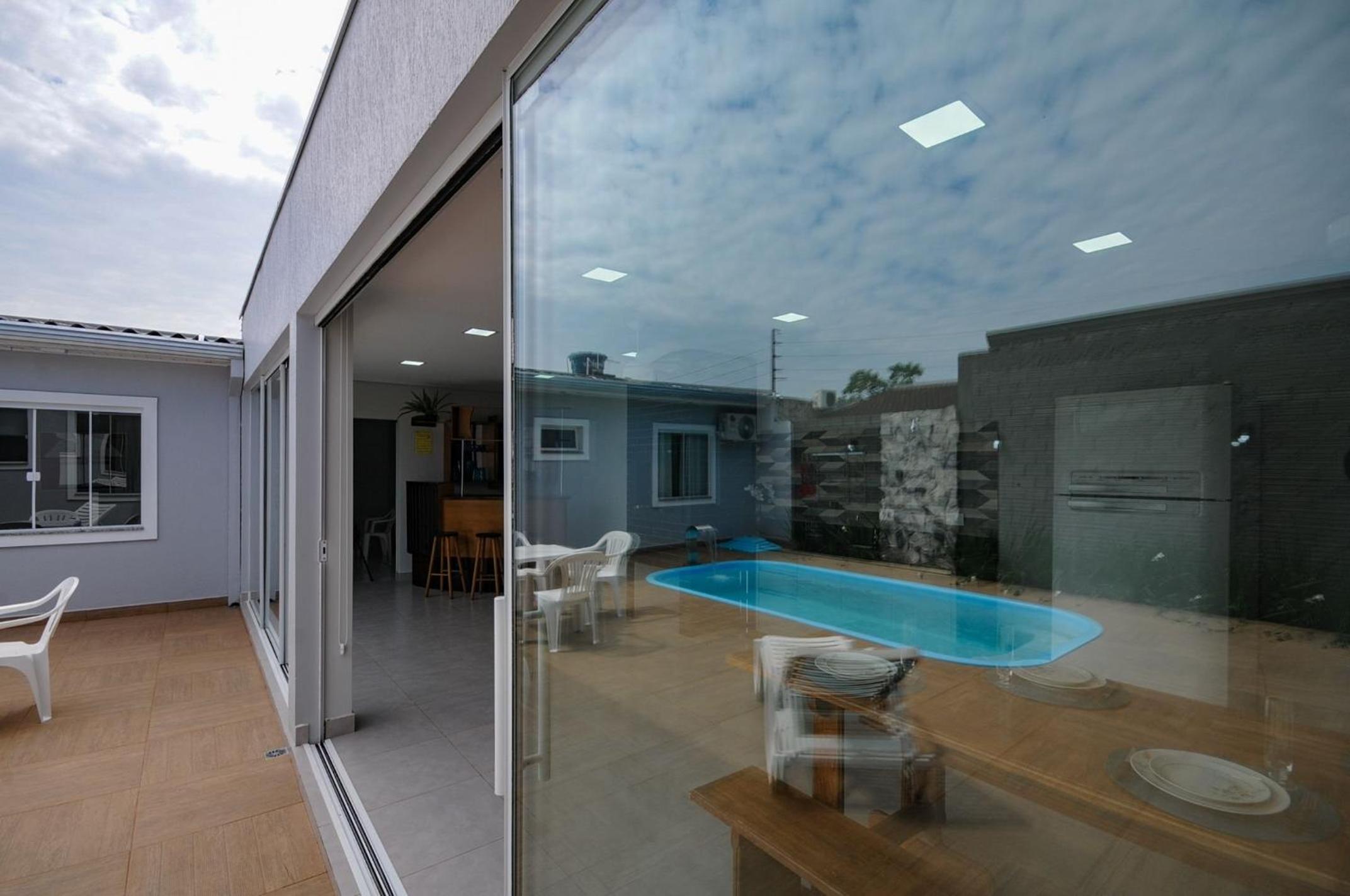 12 hóspedes - PISCINA tratamento com água salgada - Cozinha GOURMET - 4 QUARTOS - 3 BANHEIROS - GARAGEM - ESCRITORIO - 2,1 km do Cataratas JL Shopping