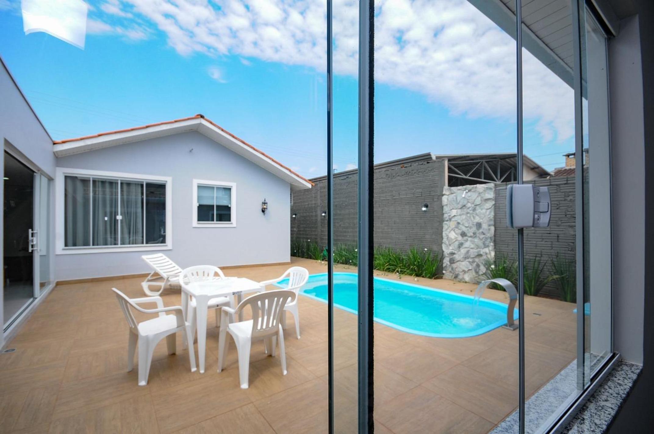 12 hóspedes - PISCINA tratamento com água salgada - Cozinha GOURMET - 4 QUARTOS - 3 BANHEIROS - GARAGEM - ESCRITORIO - 2,1 km do Cataratas JL Shopping
