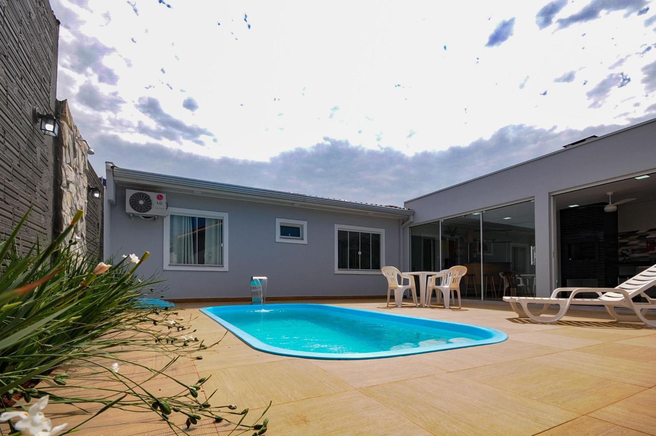 12 hóspedes - PISCINA tratamento com água salgada - Cozinha GOURMET - 4 QUARTOS - 3 BANHEIROS - GARAGEM - ESCRITORIO - 2,1 km do Cataratas JL Shopping