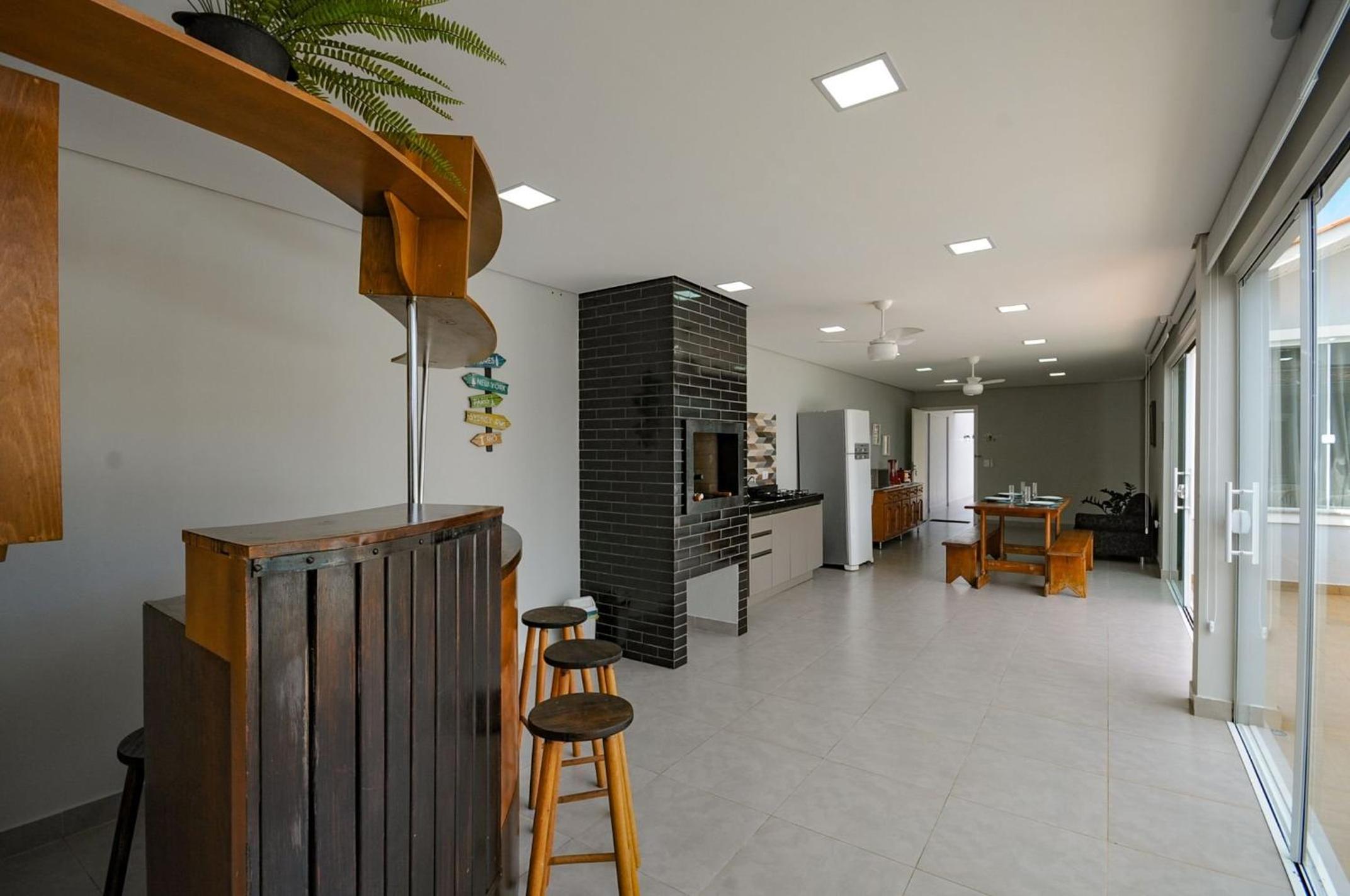 12 hóspedes - PISCINA tratamento com água salgada - Cozinha GOURMET - 4 QUARTOS - 3 BANHEIROS - GARAGEM - ESCRITORIO - 2,1 km do Cataratas JL Shopping