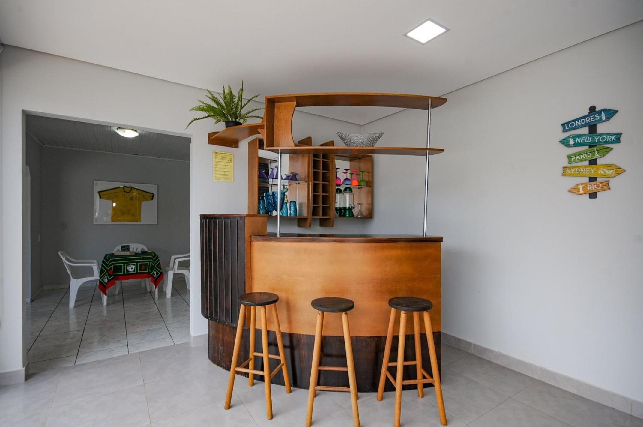 12 hóspedes - PISCINA tratamento com água salgada - Cozinha GOURMET - 4 QUARTOS - 3 BANHEIROS - GARAGEM - ESCRITORIO - 2,1 km do Cataratas JL Shopping