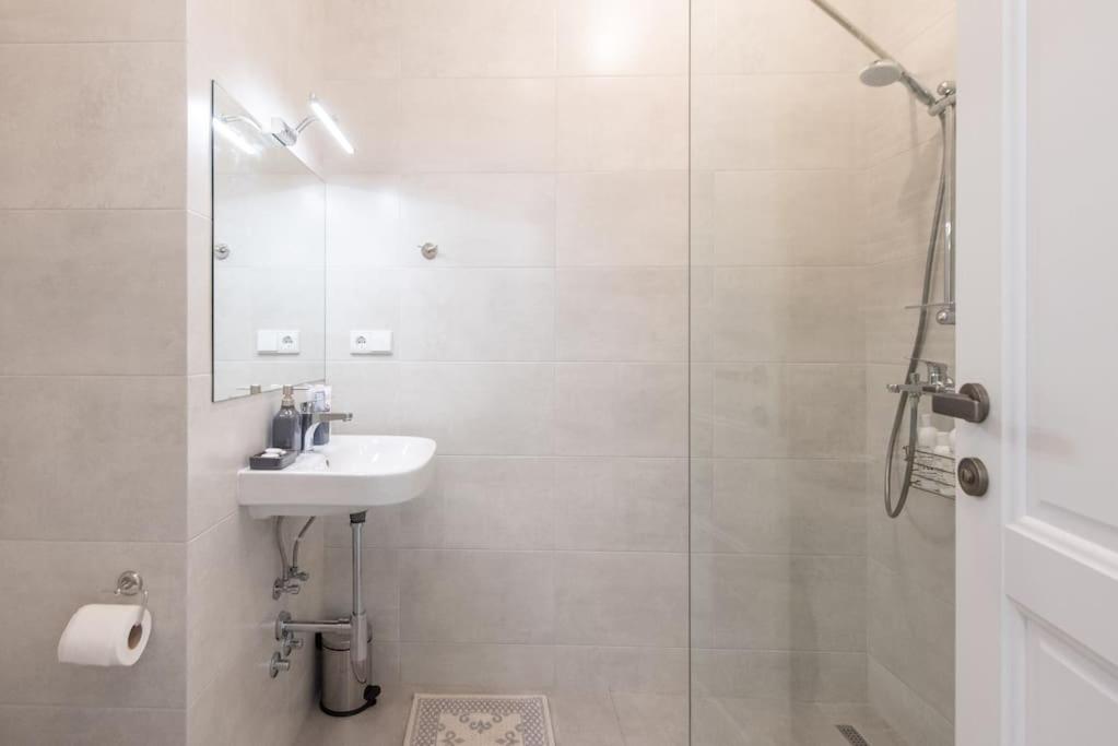 Modern 1BR near Delisi Metro - Perfect for Business & Long stays view 3
