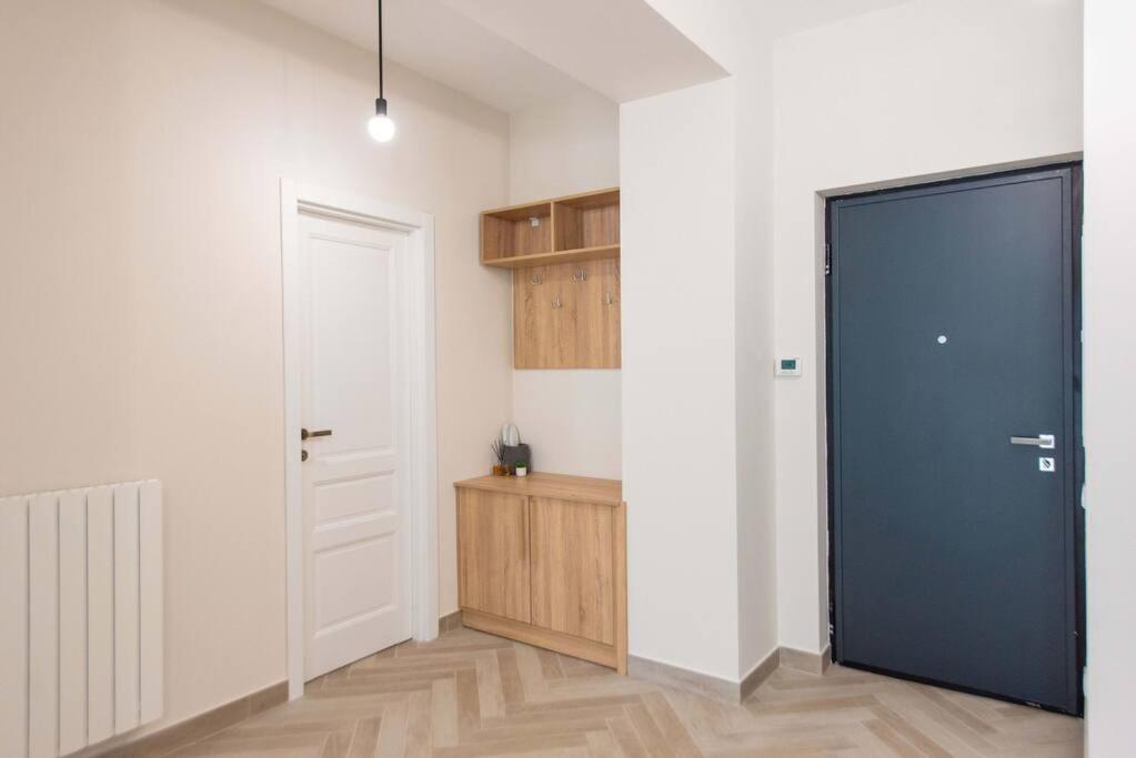 Modern 1BR near Delisi Metro - Perfect for Business & Long stays view 5