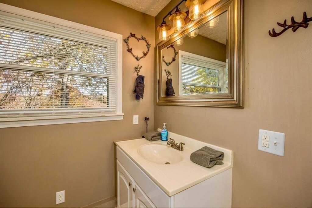 Creek, Pet Friendly, King Beds, Wow Views, Private, Fenced in Patio, Easy Roads view 5