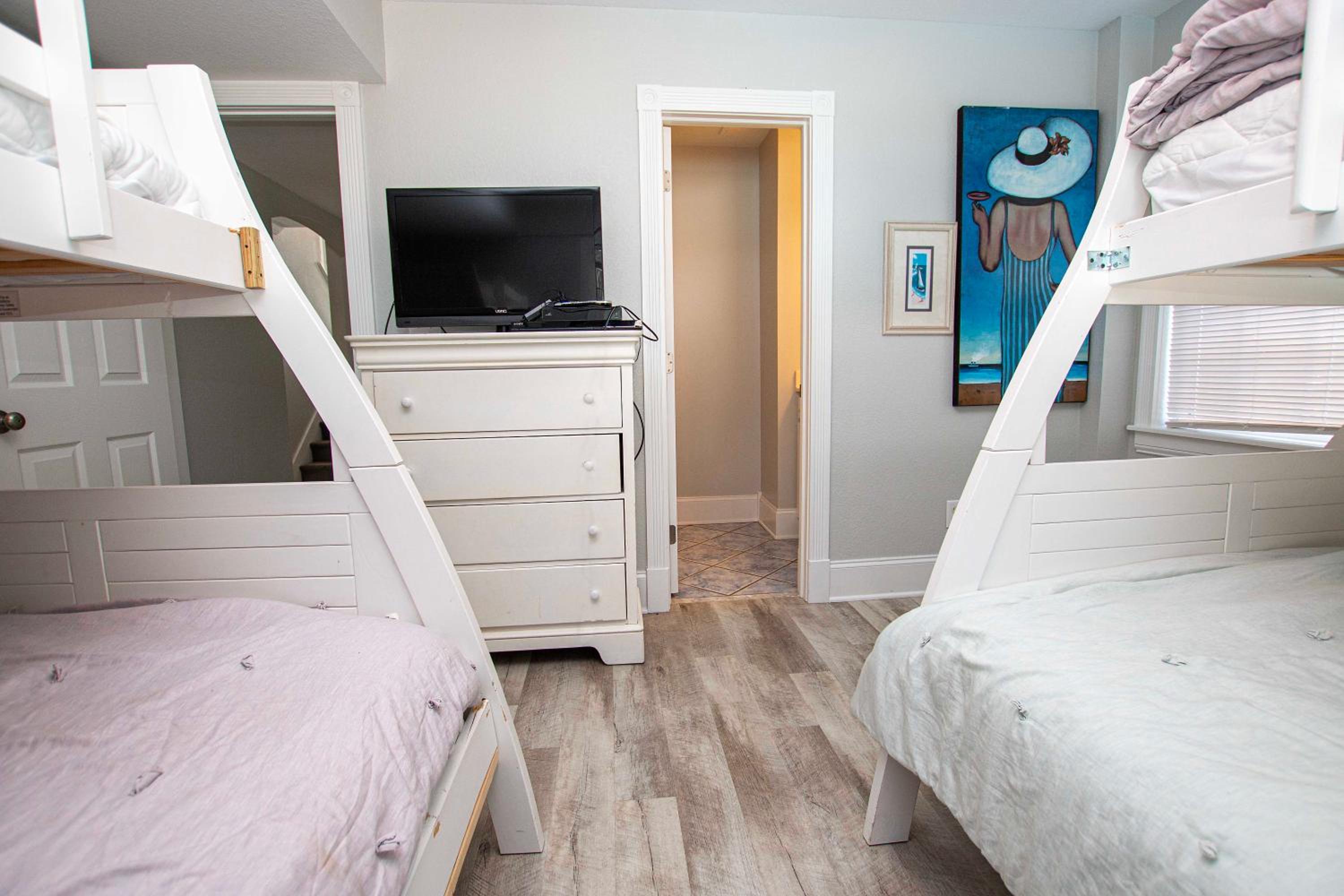 Oceanside, 8 BRs, Private Pool, Hot Tub, Close to Beach Access, PI62, Jewel of the Isle
