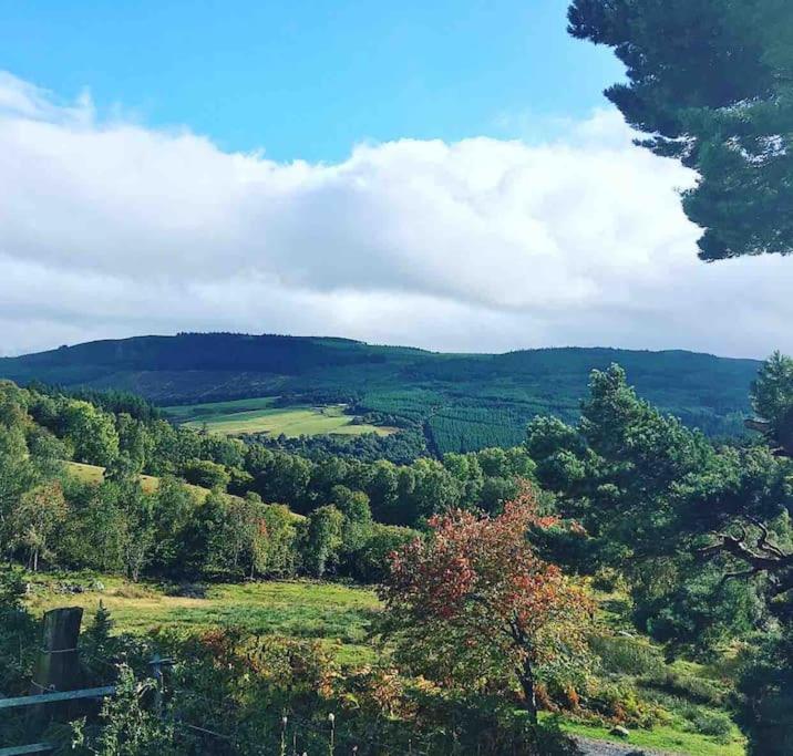 Traditional Croft Cottage Minutes from Lochness view 4