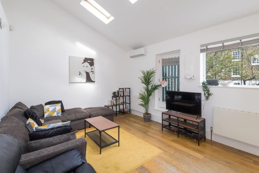 2 Bed Private Townhouse Mews, King's Cross London