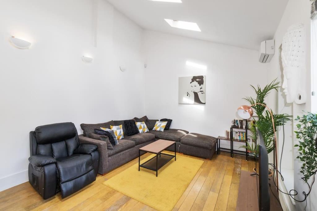 2 Bed Private Townhouse Mews, King's Cross London