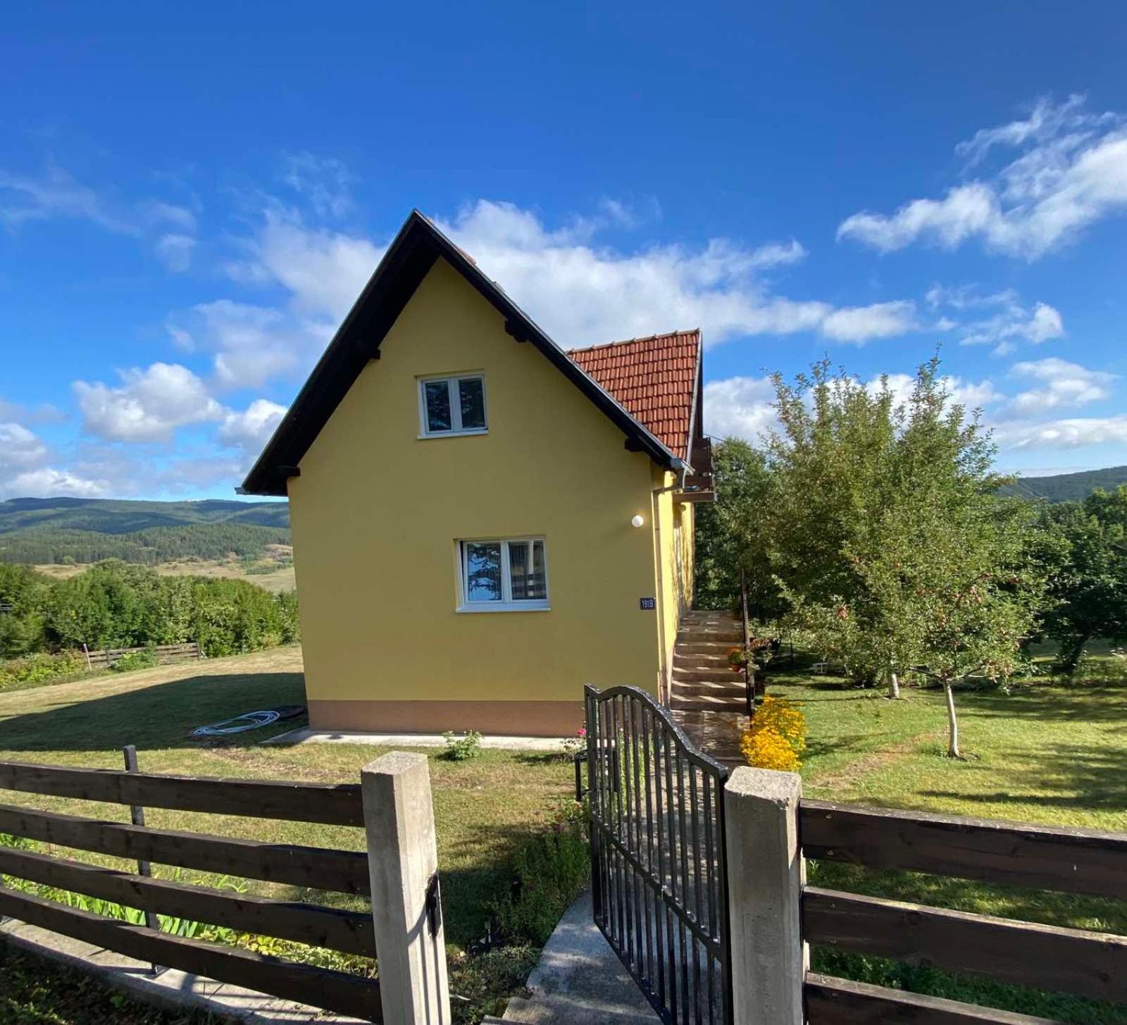 Lepa kuca Tara Kremna view 2
