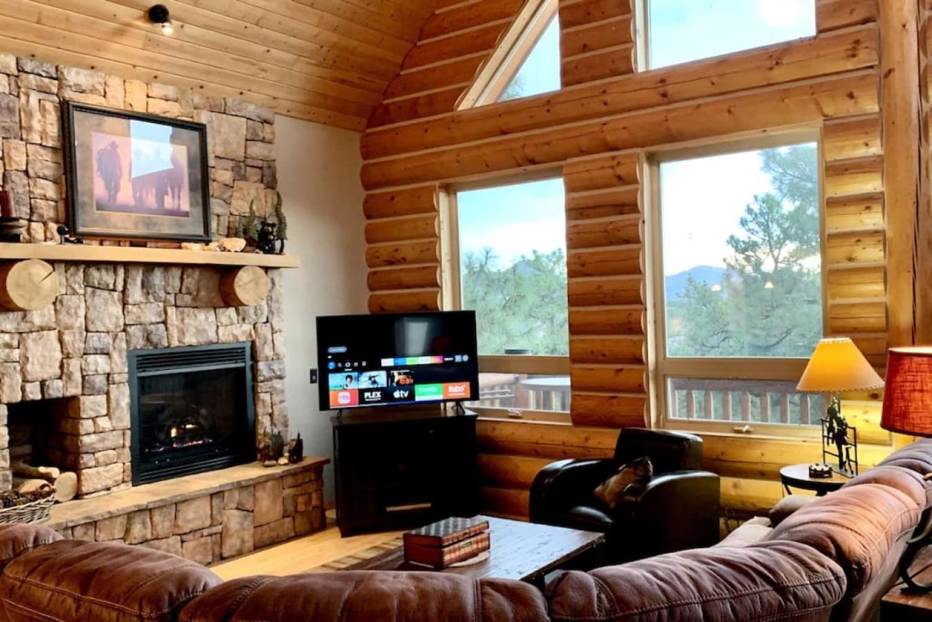 Hilltop Chalet-Stunning Views, 3mi from downtown view 2