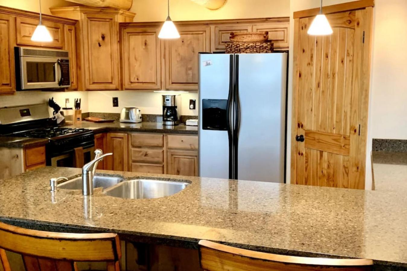 Hilltop Chalet-Stunning Views, 3mi from downtown view 5