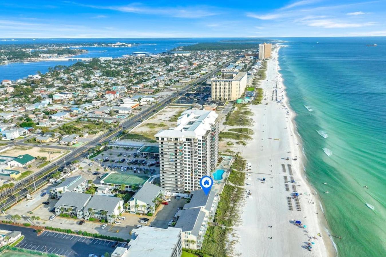 Luxury Top-Floor Gulf-View Condo w/ Bunkroom & Balcony