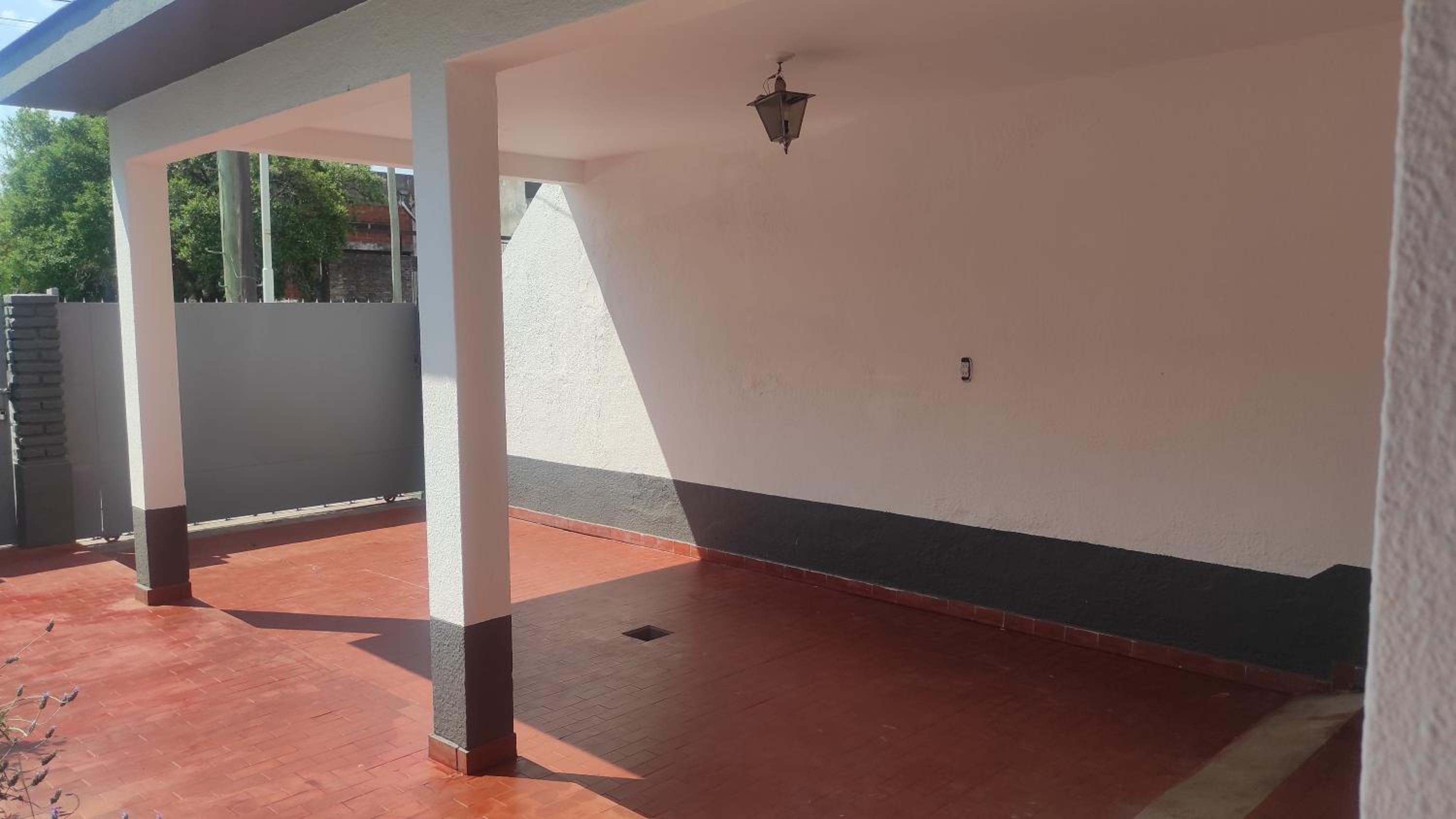 casa a minutos del aeropuerto de Ezeiza sobre avenida OPCION TRANFER LAS 24 HORAS DESDE Y HACIA EL AEROPUERTO DE EZEIZA amplio parque para mascotas rejas y