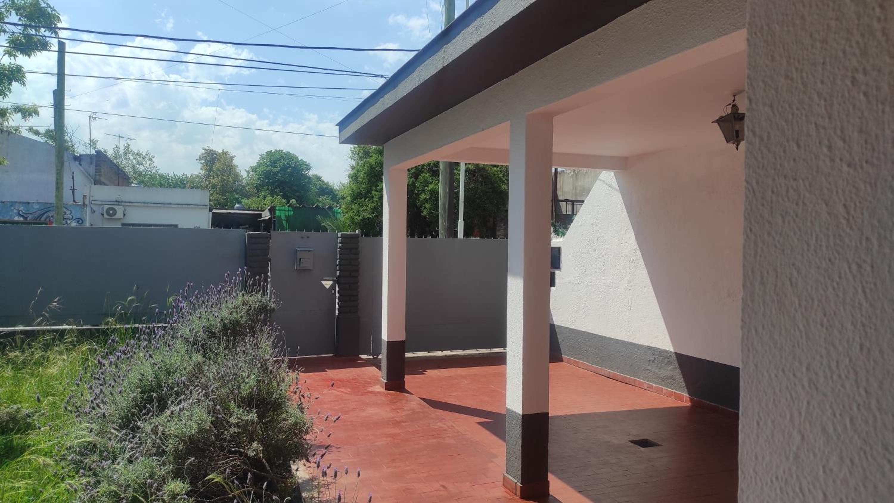 casa a minutos del aeropuerto de Ezeiza sobre avenida OPCION TRANFER LAS 24 HORAS DESDE Y HACIA EL AEROPUERTO DE EZEIZA amplio parque para mascotas rejas y