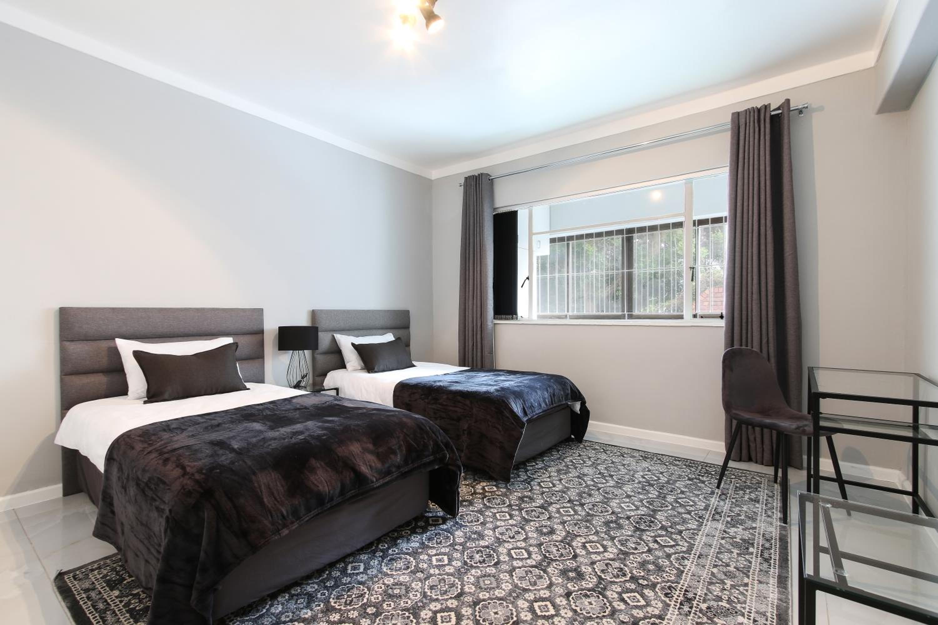Nederburg, Sea Point, 2 Bed APT - New view 5